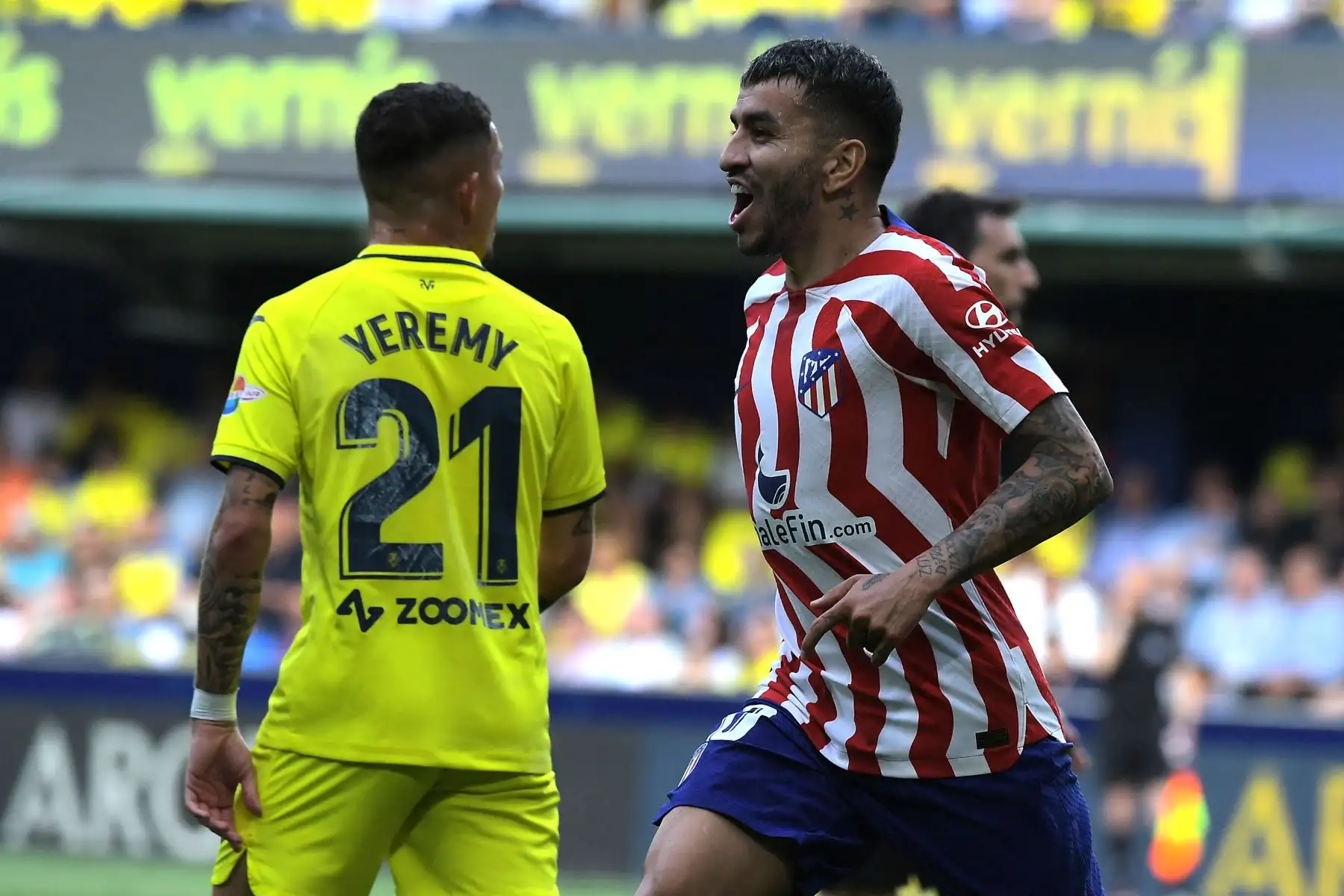 El delantero argentino del Atlético de Madrid Ángel Correa celebra marcar un gol durante el partido de fútbol de la liga española entre el Villarreal CF y el Club Atlético de Madrid en el estadio La Cerámica de Vila-real el 4 de junio de 2023.
Foto: AFP