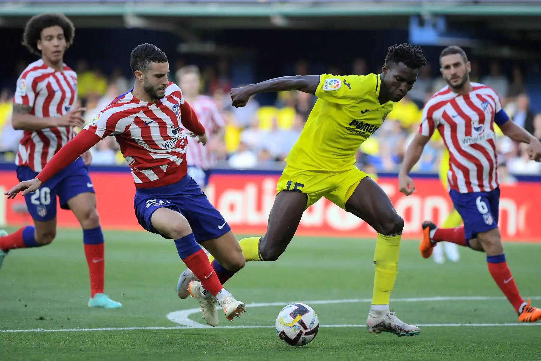 El defensa español del Atlético de Madrid, Mario Hermoso (2I), compite con el delantero senegalés del Villarreal, Nicolás Jackson (2D), durante el partido de fútbol de la liga española entre el Villarreal CF y el Club Atlético de Madrid en el estadio La Cerámica de Vila-real el 4 de junio de 2023.


Foto: AFP