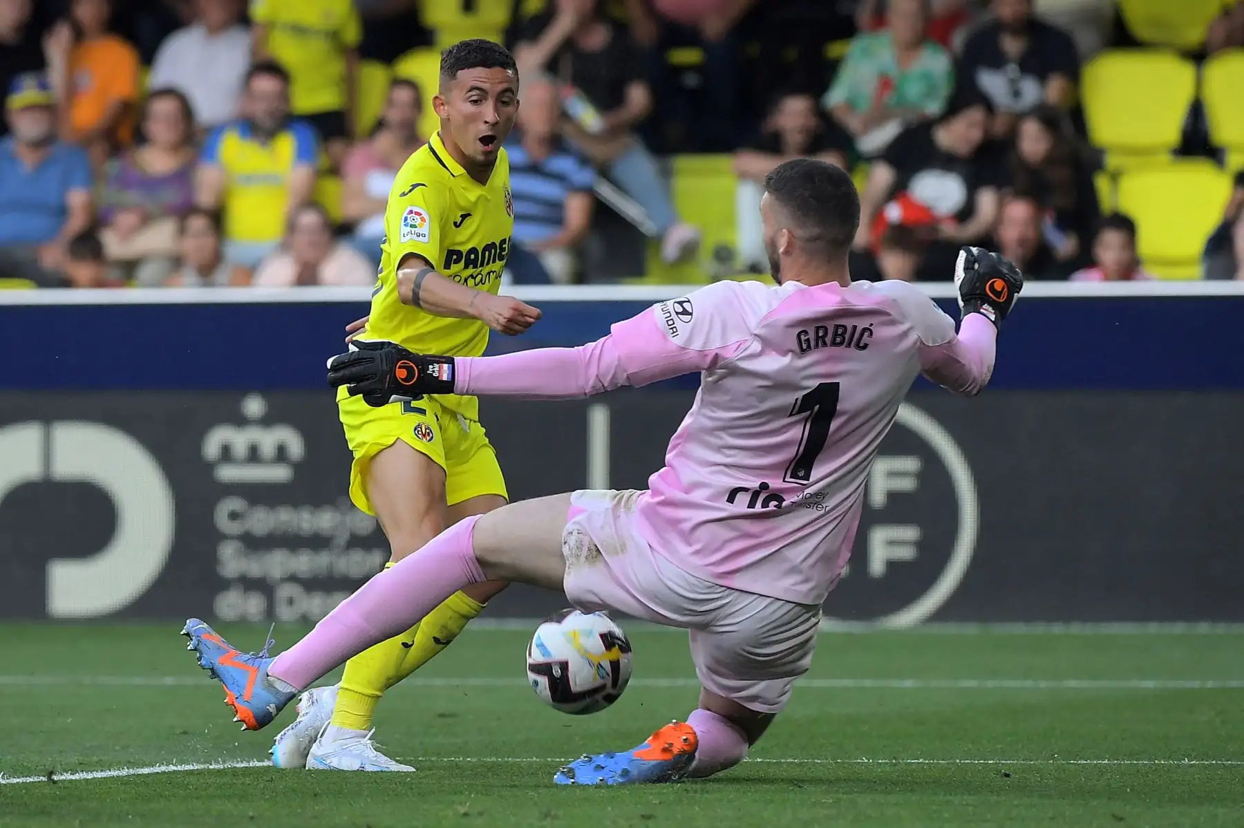 El centrocampista español del Villarreal Yeremi Pino (L) compite con el portero croata del Atlético de Madrid Ivo Grbic durante el partido de fútbol de la liga española entre el Villarreal CF y el Club Atlético de Madrid en el estadio La Ceramica en Vila-real el 4 de junio de 2023.
Foto: AFP