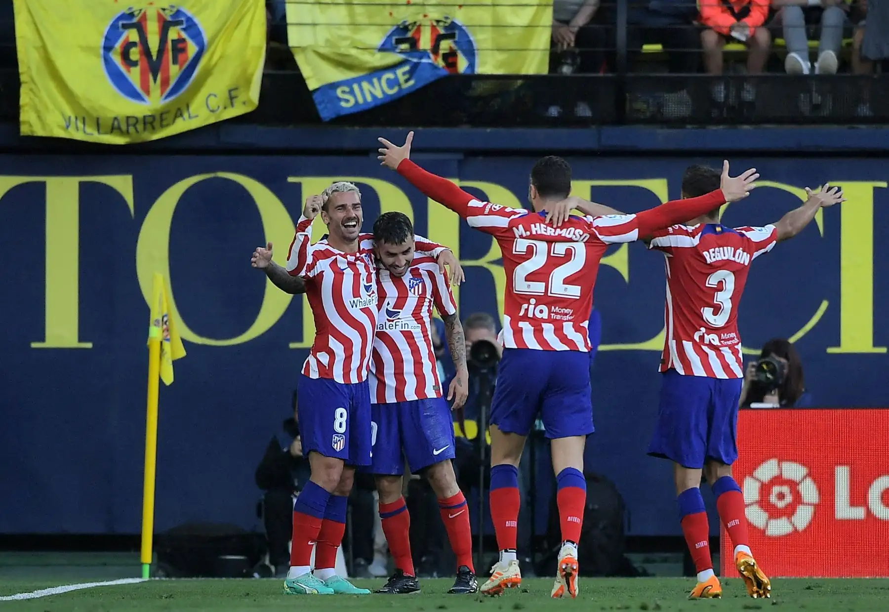 El delantero argentino del Atlético de Madrid Ángel Correa (2L) celebra marcar el segundo gol de su equipo, con sus compañeros, durante el partido de fútbol de la liga española entre el Villarreal CF y el Club Atlético de Madrid en el estadio La Cerámica de Vila-real el 4 de junio de 2023.
Foto: AFP