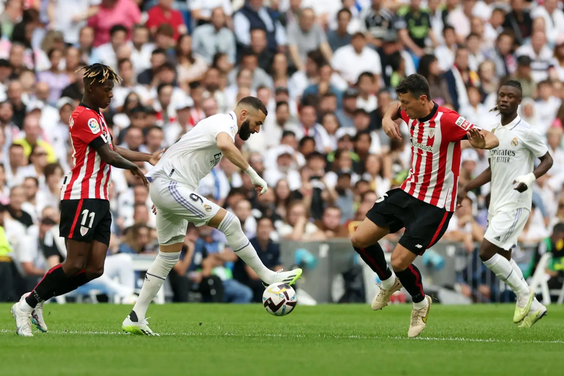 El delantero español del Athletic de Bilbao, Nico Williams , desafía al delantero francés del Real Madrid, Karim Benzema, durante el partido de fútbol de la liga española entre el Real Madrid CF y el Athletic Club de Bilbao en el estadio Santiago Bernabeu de Madrid .
Foto: AFP