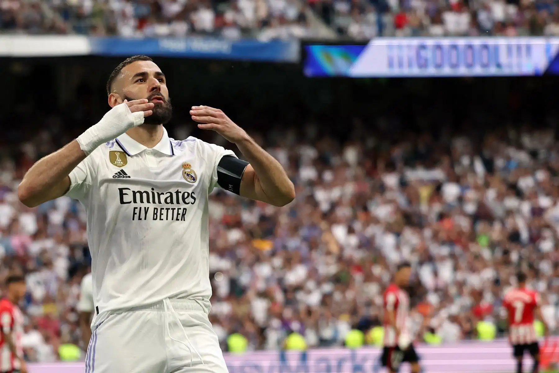 El delantero francés del Real Madrid, Karim Benzema, celebra marcar un gol desde el punto de penalti durante el partido de fútbol de la liga española entre el Real Madrid CF y el Athletic Club de Bilbao en el estadio Santiago Bernabéu de Madrid.
Foto: AFP