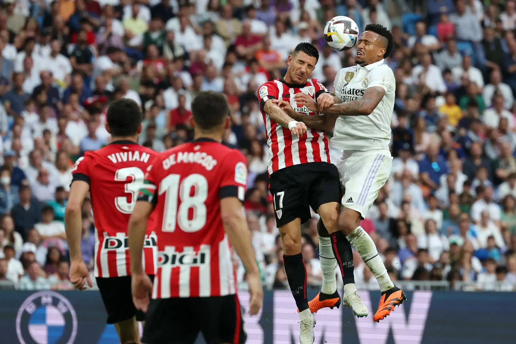 El defensor brasileño del Real Madrid, Eder Militao, y el defensor español del Athletic de Bilbao, Yuri Berchiche, compiten por un cabezazo durante el partido de fútbol de la liga española entre el Real Madrid CF y el Athletic Club de Bilbao en el estadio Santiago Bernabéu de Madrid.
Foto: AFP