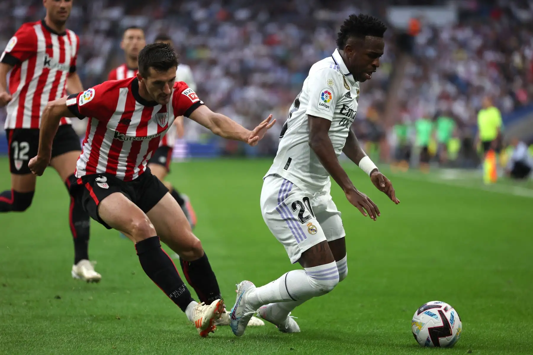 El defensor español del Athletic de Bilbao, Dani Vivian , compite con el delantero brasileño del Real Madrid, Vinicius Junior, durante el partido de fútbol de la liga española entre el Real Madrid CF y el Athletic Club de Bilbao en el estadio Santiago Bernabeu de Madrid.
Foto: AFP