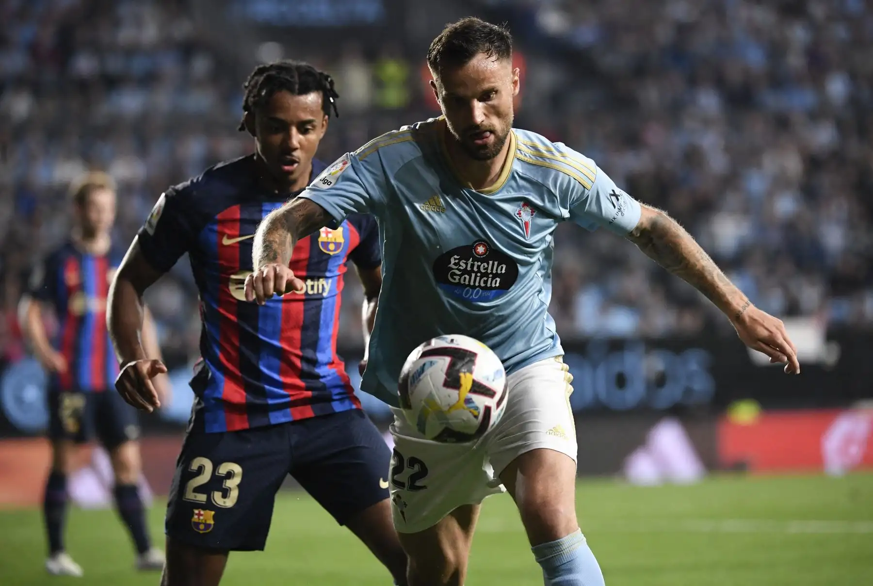 El delantero suizo del Celta de Vigo, Haris Seferovic , compite con el defensa francés del Barcelona, ​​Jules Kounde, durante el partido de fútbol de la liga española entre el RC Celta de Vigo y el FC Barcelona en el estadio Balaídos de Vigo.
Foto:AFP