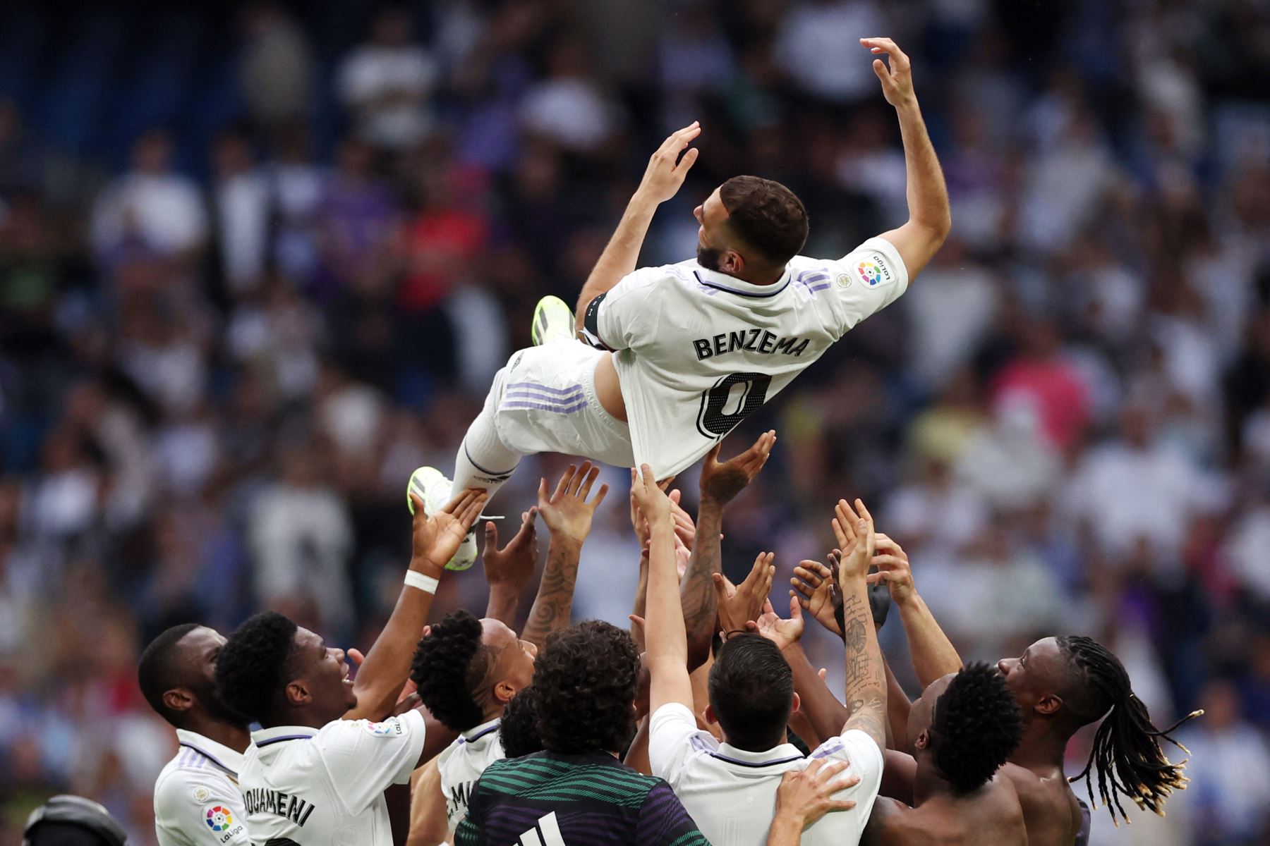 El delantero francés del Real Madrid, Karim Benzema, es lanzado al aire por sus compañeros al final del partido de fútbol de la liga española entre el Real Madrid CF y el Athletic Club de Bilbao en el estadio Santiago Bernabéu de Madrid el 4 de junio de 2023.
Foto: AFP