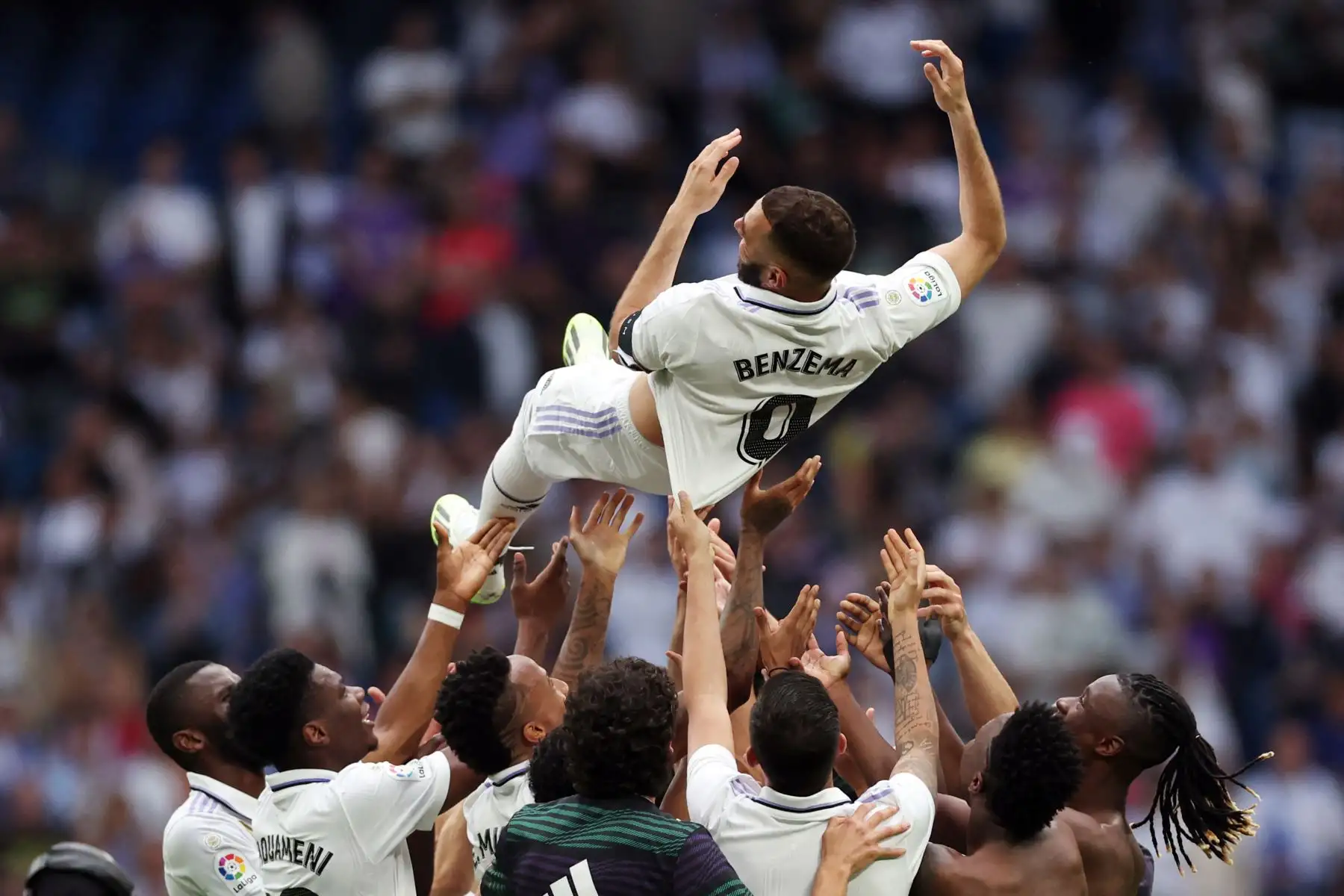 El delantero francés del Real Madrid, Karim Benzema, es lanzado al aire por sus compañeros al final del partido de fútbol de la liga española entre el Real Madrid CF y el Athletic Club de Bilbao en el estadio Santiago Bernabéu de Madrid el 4 de junio de 2023.
Foto: AFP