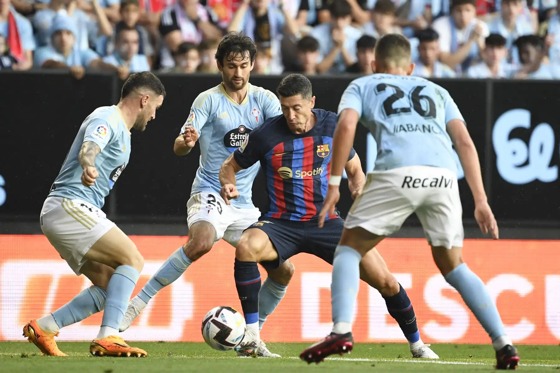 El delantero polaco del Barcelona, ​​Robert Lewandowski , compite con el defensor español del Celta Vigo, Javi Galán , el centrocampista estadounidense del Celta Vigo, Luca de la Torre  y el defensor español del Celta Vigo, Carlos Domínguez, durante el partido de fútbol de la liga española entre el RC Celta de Vigo y el FC Barcelona en el estadio Balaídos de Vigo.
Foto: AFP
