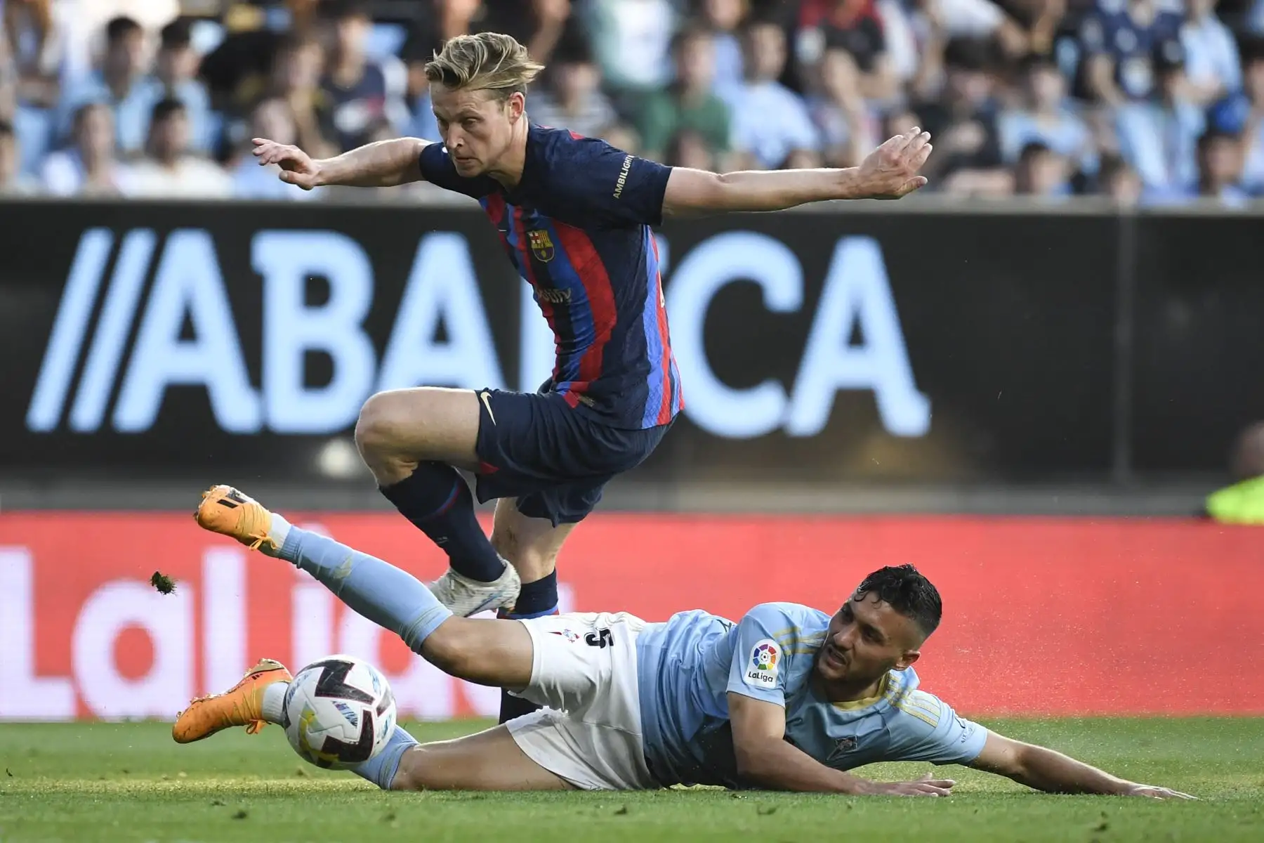 El centrocampista holandés del Barcelona, ​​Frenkie de Jong , compite con el defensa español del Celta de Vigo, Javi Galán, durante el partido de fútbol de la liga española entre el RC Celta de Vigo y el FC Barcelona en el estadio Balaidos de Vigo.
Foto:AFP
