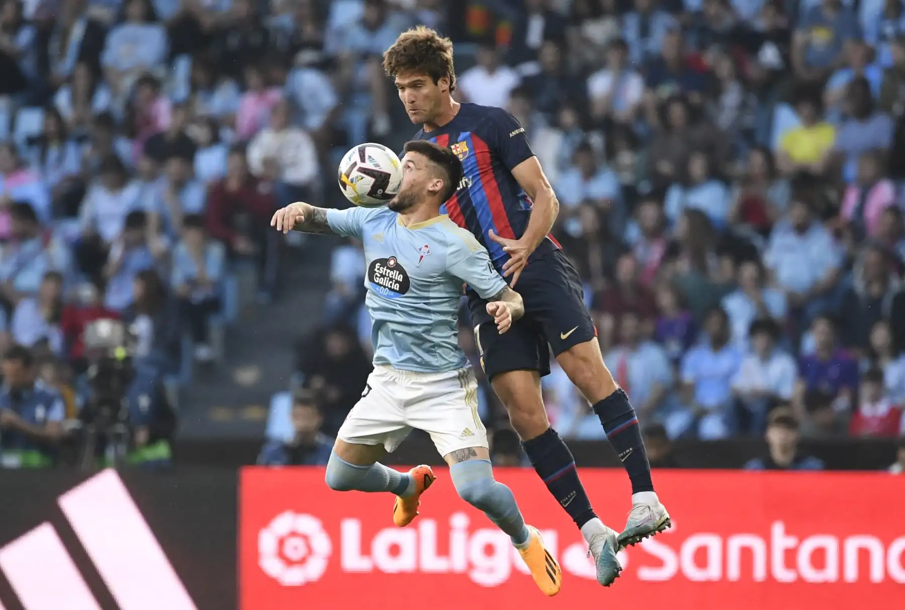 El delantero español del Celta de Vigo, Carles Pérez , compite con el defensa español del Barcelona, ​​Marcos Alonso, durante el partido de fútbol de la liga española entre el RC Celta de Vigo y el FC Barcelona en el estadio Balaídos de Vigo.
Foto: AFP