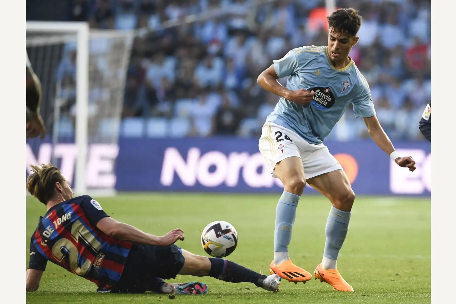 El centrocampista holandés del Barcelona Frenkie de Jong  compite con el centrocampista español del Celta de Vigo Gabriel Veiga durante el partido de fútbol de la liga española entre el RC Celta de Vigo y el FC Barcelona en el estadio Balaidos de Vigo.
Foto: AFP