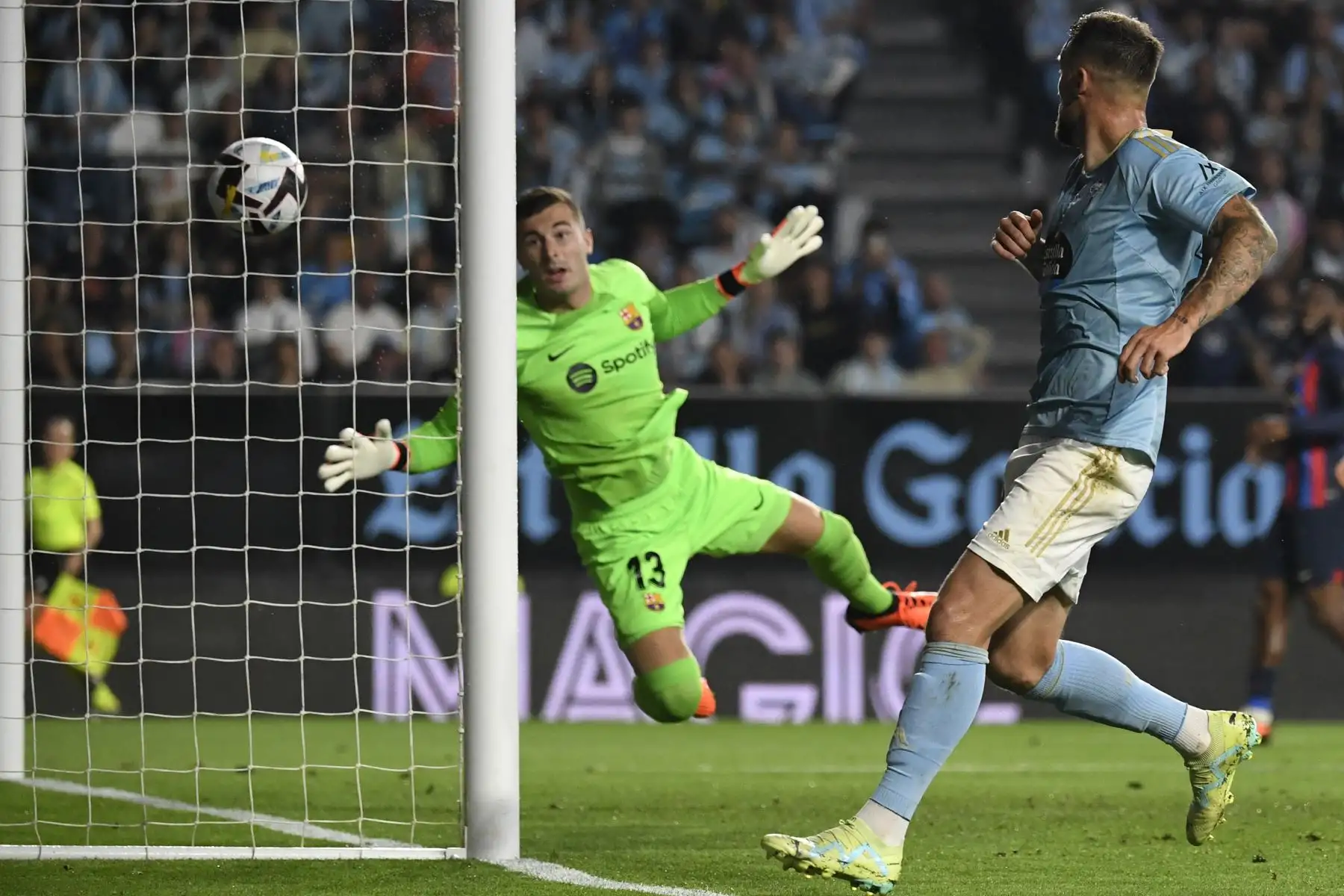 El delantero suizo del Celta Vigo, Haris Seferovic , mira al portero español del Barcelona, ​​Iñaki Peña, concediendo un segundo gol anotado por el centrocampista español del Celta Vigo, Gabriel Veiga, durante el partido de fútbol de la liga española entre el RC Celta de Vigo y el FC Barcelona.
Foto: AFP