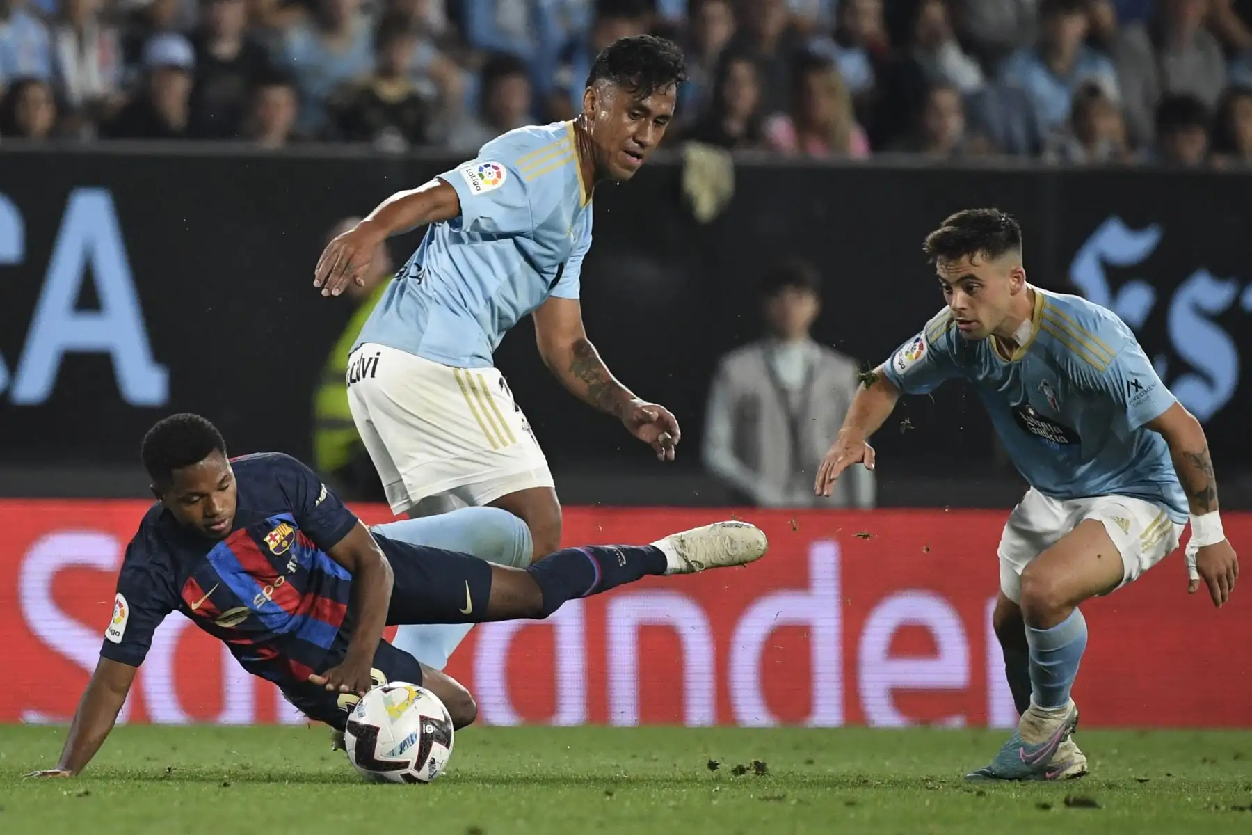 El delantero español del Barcelona, ​​Ansu Fati, compite con el mediocampista peruano del Celta Vigo, Renato Tapia , y el defensor español del Celta Vigo, Javi Galán, durante el partido de fútbol de la liga española entre el RC Celta de Vigo y el FC Barcelona en el estadio Balaídos de Vigo.
Foto: AFP