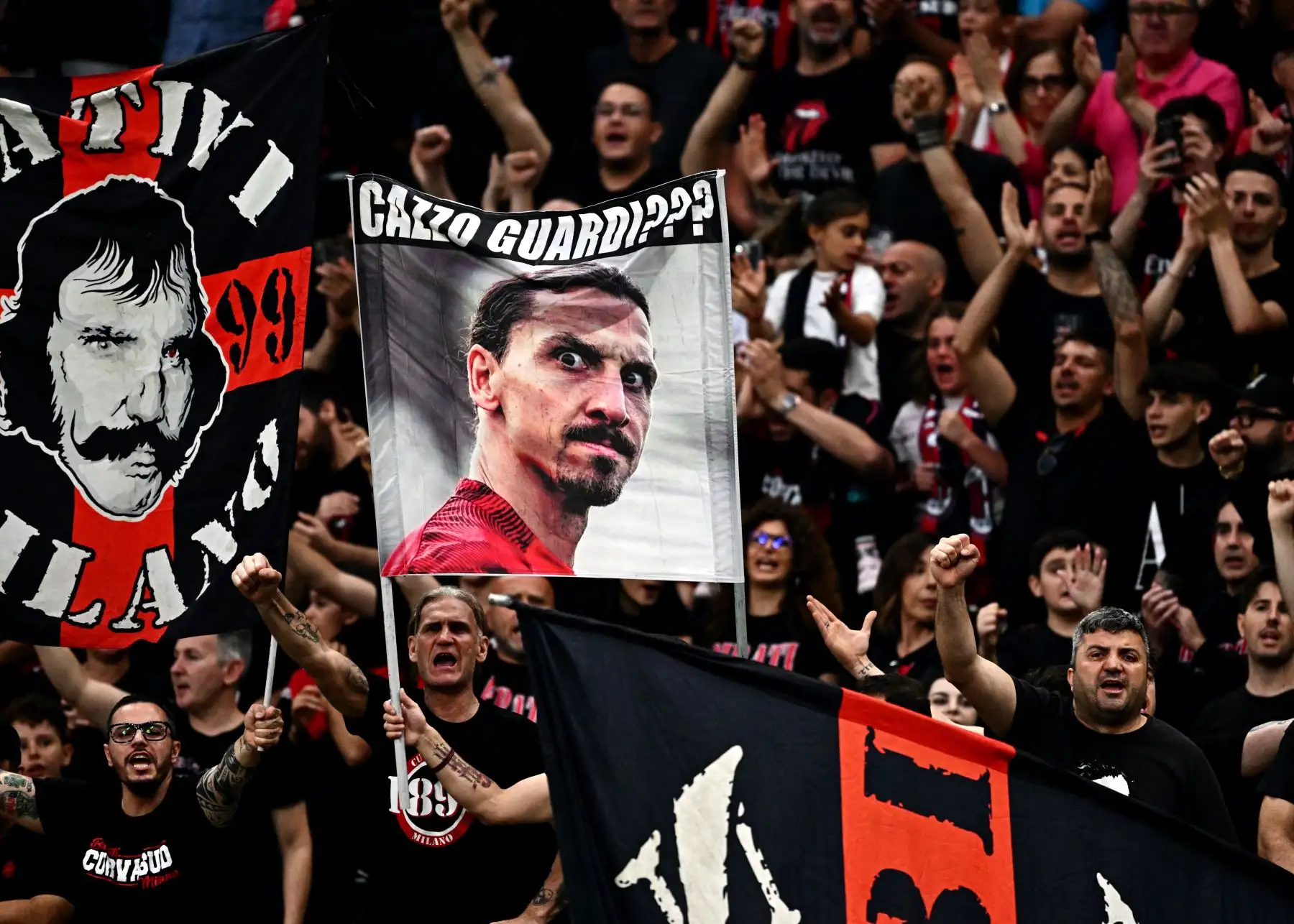 Los hinchas del AC Milan animan antes del partido de fútbol de la Serie A italiana entre el AC Milan y Hellas Verona el 4 de junio de 2023 en el estadio San Siro en Milán.
Foto: AFP