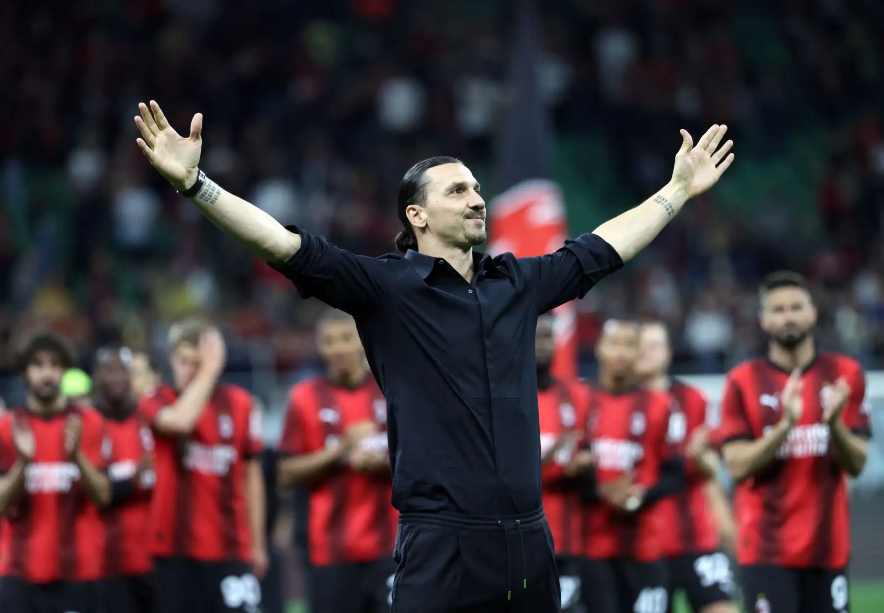 Zlatan Ibrahimovic del AC Milan, quien debe dejar el club, es celebrado por los fanáticos después del partido de fútbol de la Serie A italiana entre el AC Milan y Hellas Verona, en Milán, Italia.
Foto: EFE