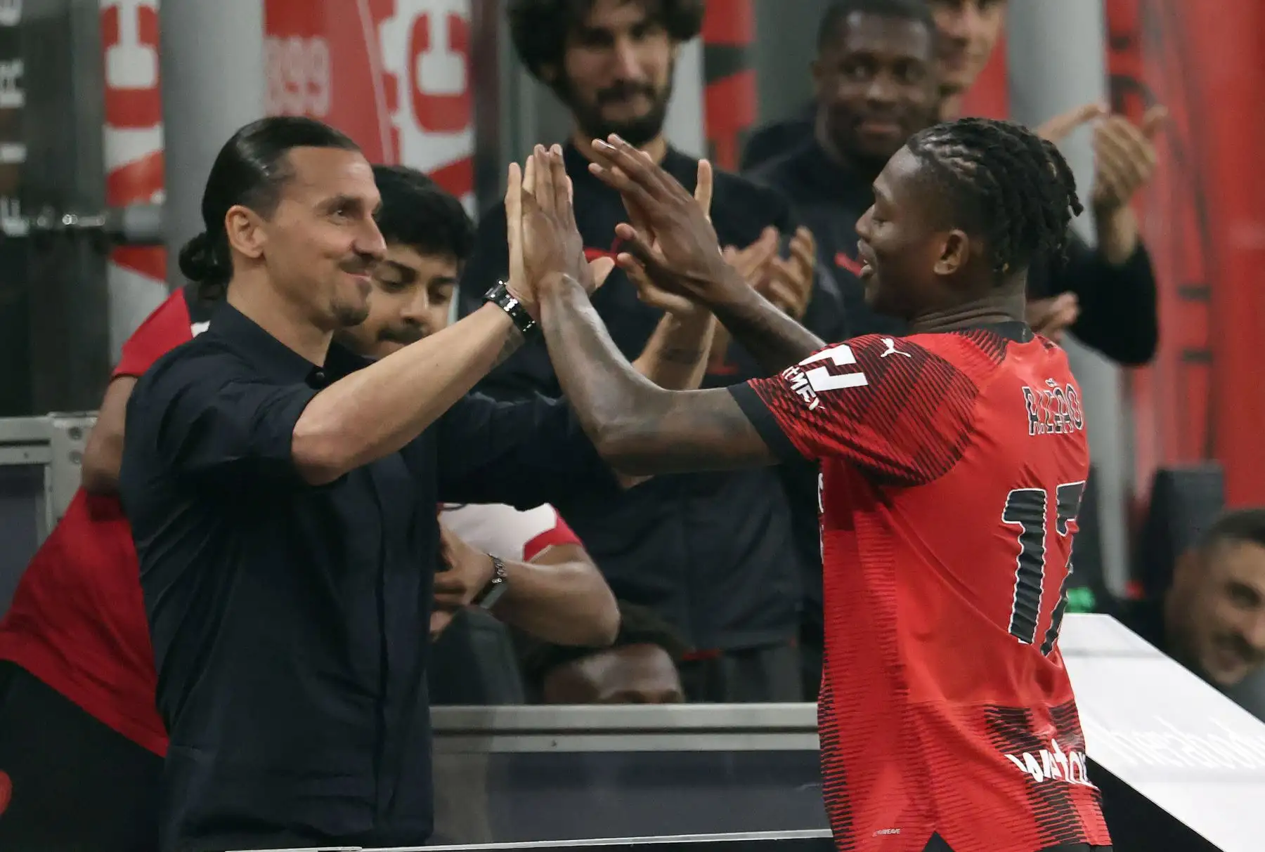 Rafael Leao  celebra con su compañero de equipo Zlatan Ibrahimovic  después de anotar el gol 2-1 durante el partido de fútbol de la Serie A italiana entre AC Milan y Hellas Verona, en Milán, Italia.
Foto: EFE