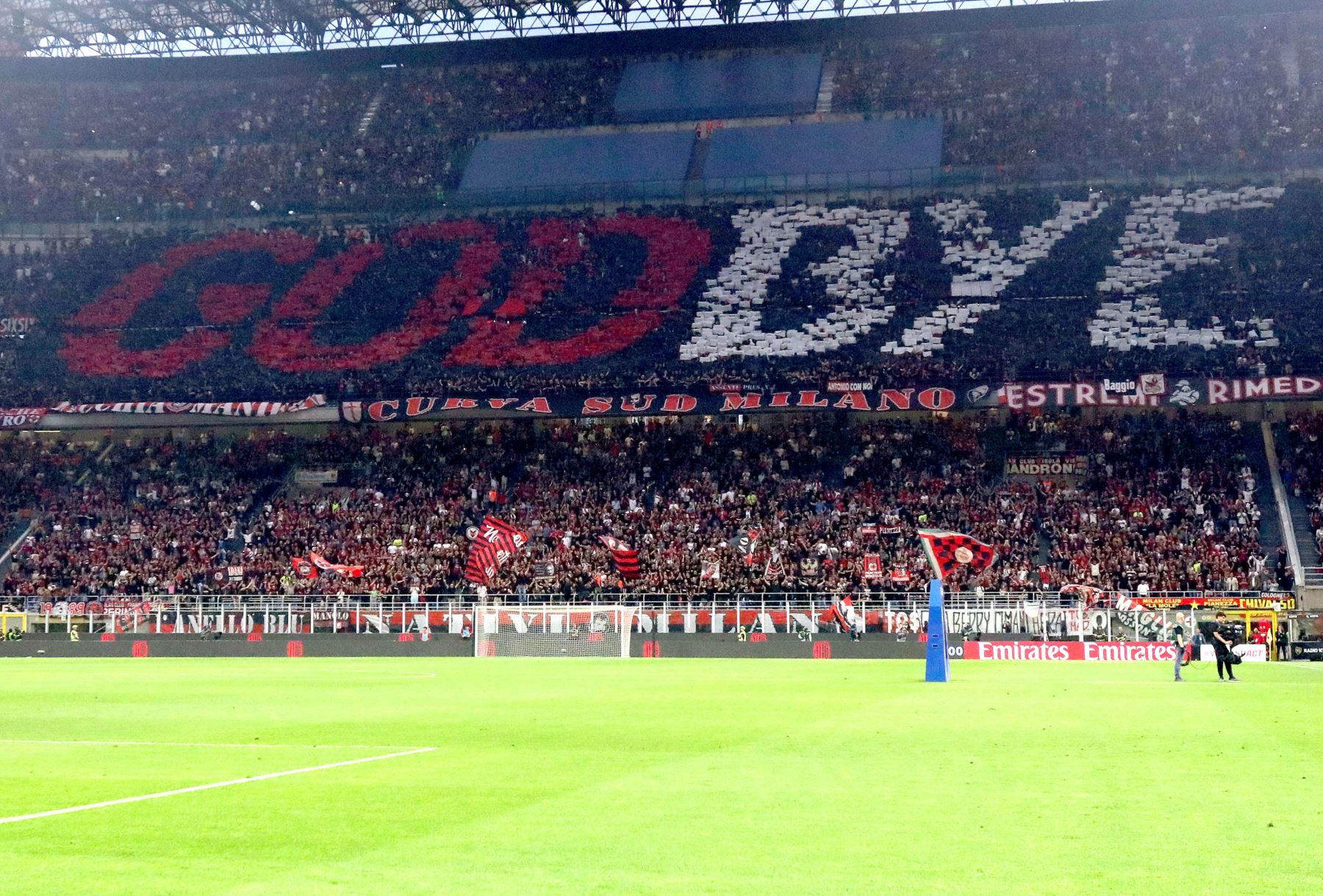 Los seguidores del Milan exhiben una pancarta en honor a Zlatan Ibrahimovic, quien abandona el club, durante el partido de fútbol de la serie A italiana entre el AC Milan y el Hellas Verona, en el estadio Giuseppe Meazza de Milán, Italia.
Foto: EFE