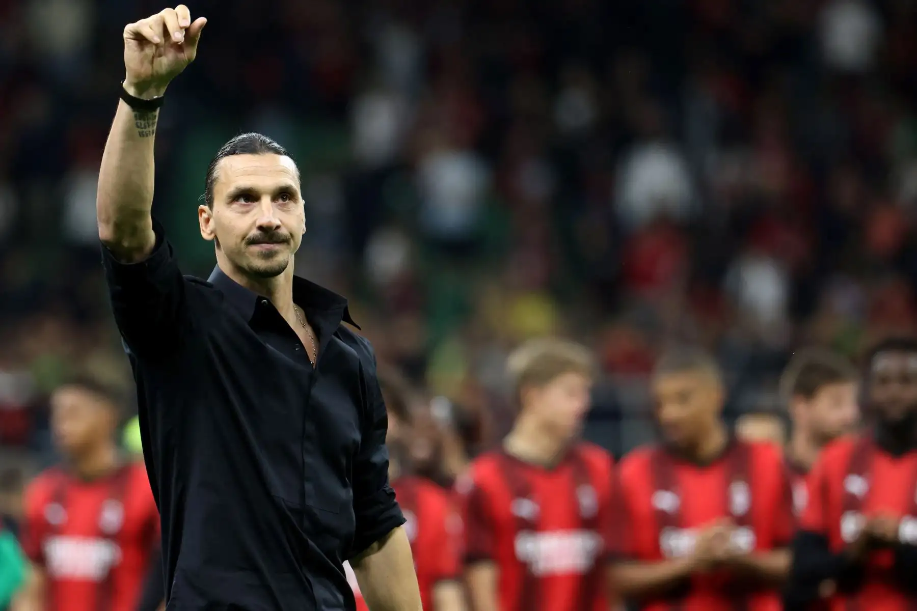 Zlatan Ibrahimovic del AC Milan, quien debe dejar el club, es celebrado por los fanáticos después del partido de fútbol de la Serie A italiana entre el AC Milan y Hellas Verona, en Milán, Italia.
Foto: EFE