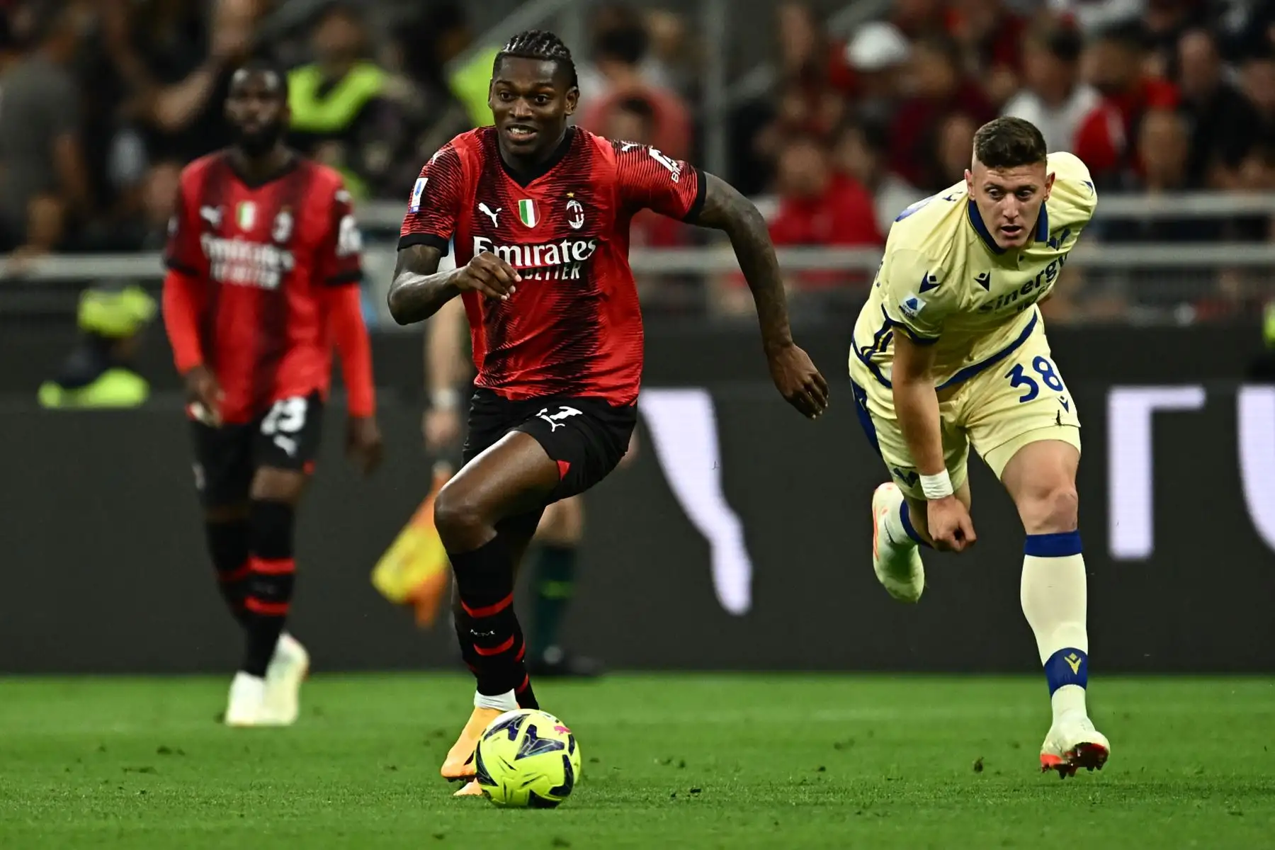 El delantero portugués del AC Milan, Rafael Leao, supera al delantero argentino del Hellas Verona, Adolfo Gaich, durante el partido de fútbol de la Serie A italiana entre el AC Milan y el Hellas Verona.
Foto: EFE