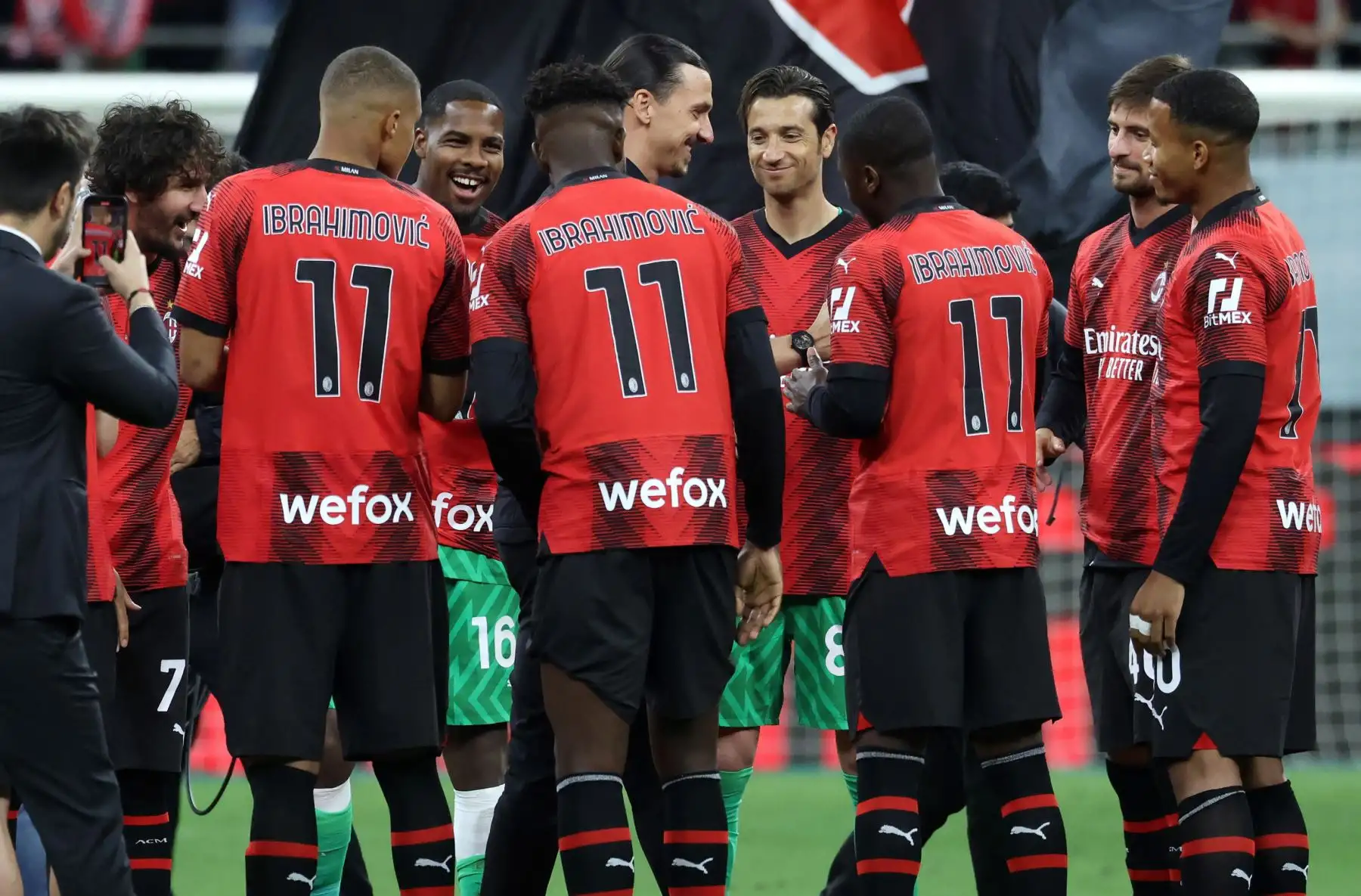 Zlatan Ibrahimovic, del AC Milan, quien debe dejar el club, es recibido por los jugadores después del partido de fútbol de la Serie A italiana entre el AC Milan y el Hellas Verona, en Milán, Italia.
Foto: EFE
