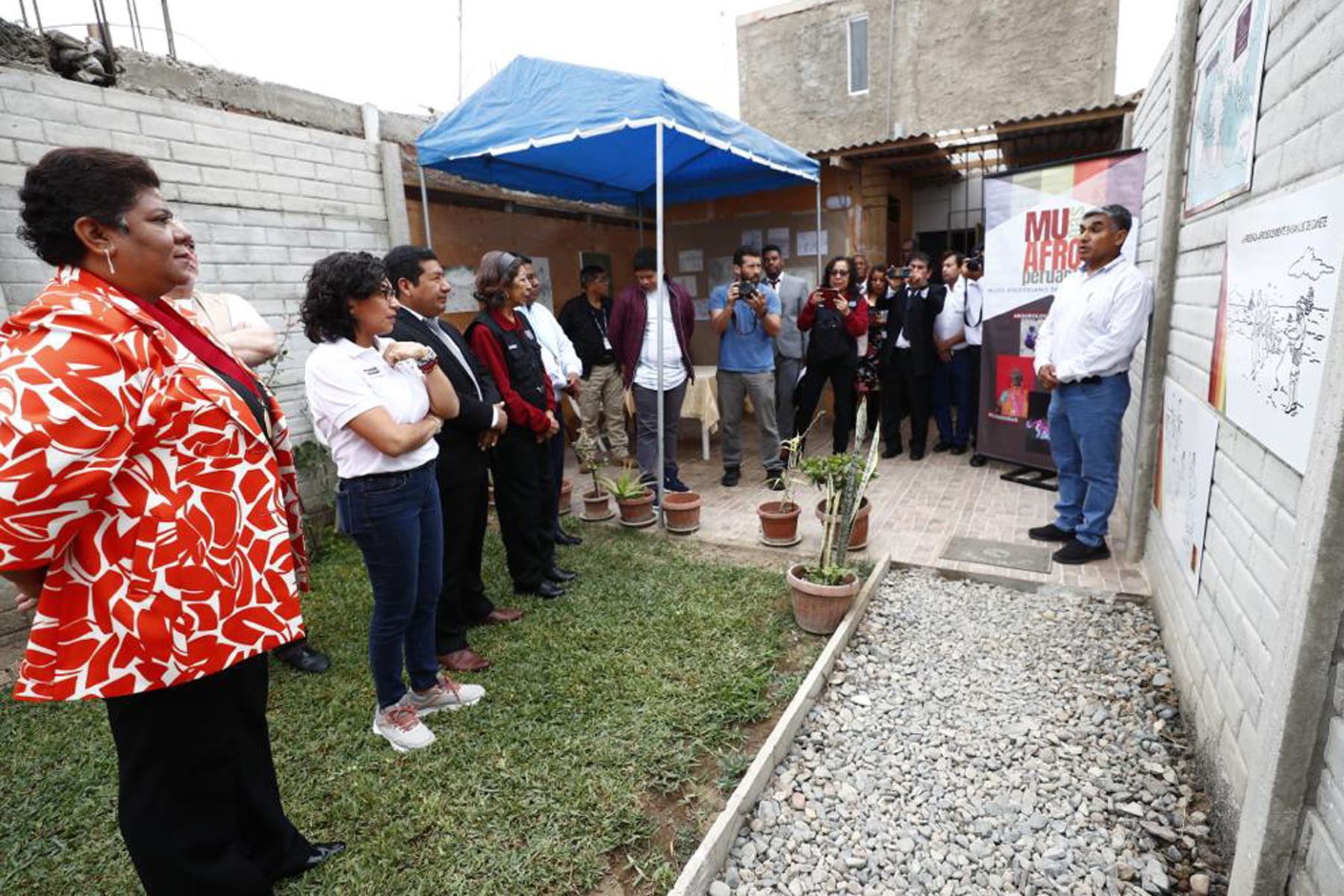 En el Día de la Cultura Afroperuana, la ministra de Cultura Leslie Urteaga
 visita San Luis de Cañete, en Lima Provincias, declarada por el Mincul como repositorio vivo de la memoria colectiva del pueblo afroperuano.
Foto: Mincul