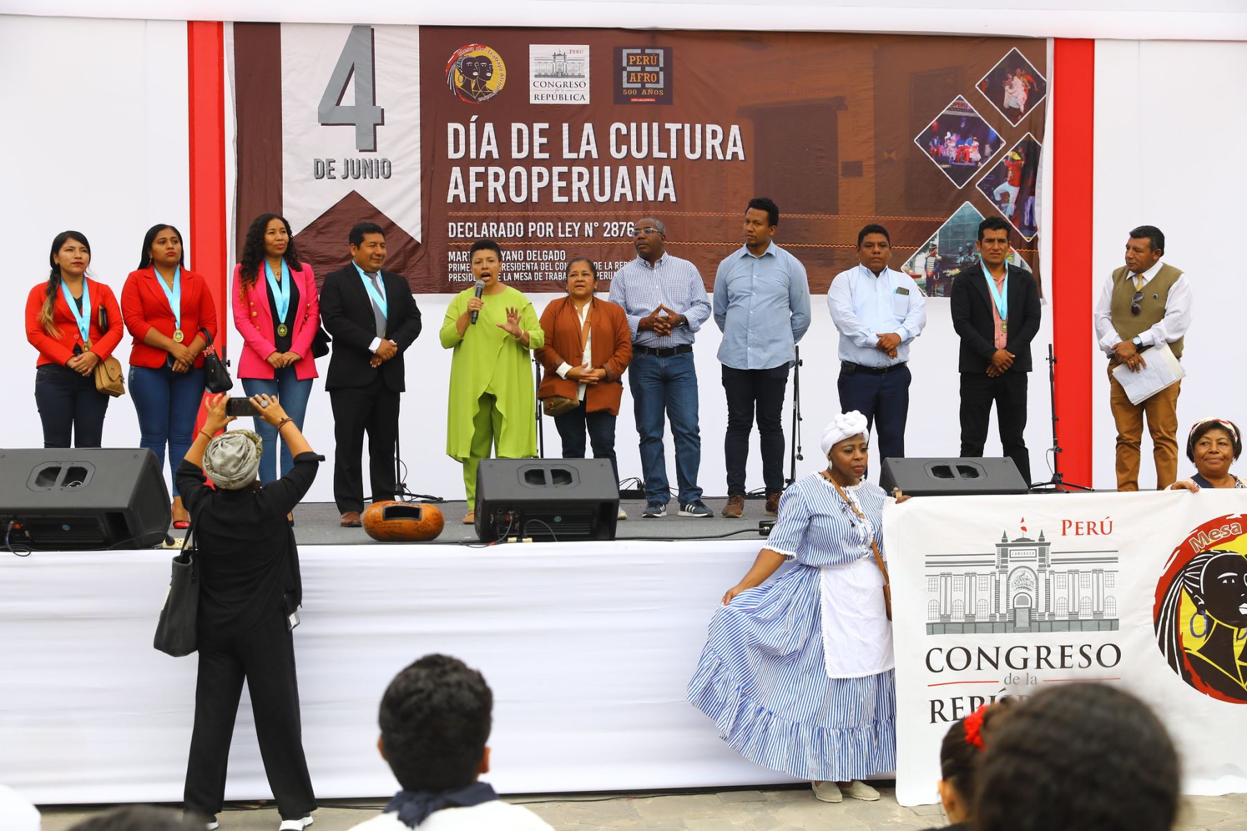 Primera vicepresidenta del Congreso de la República,  Martha Moyano Delgado participa del pasacalle y celebración por el día de la cultura afroperuana.
Fotos: Congreso de la República