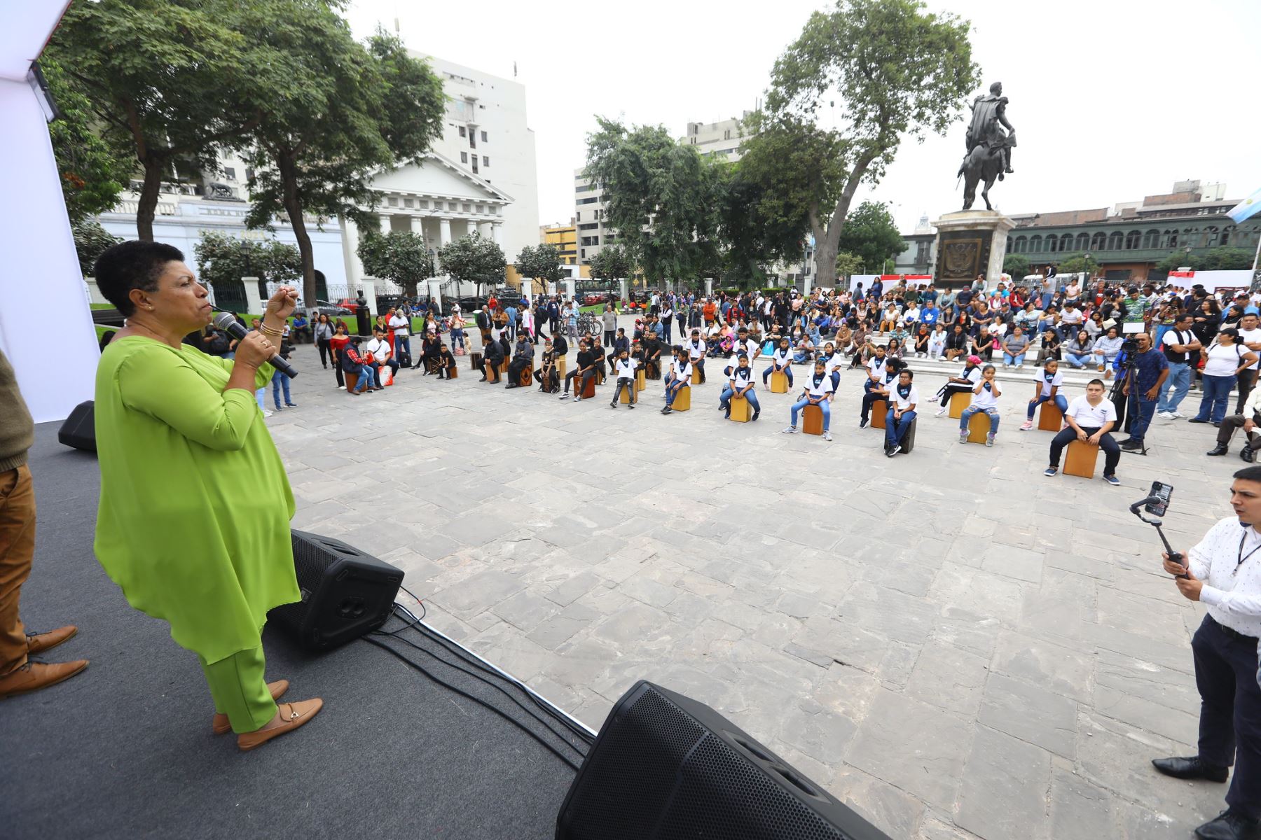 Primera vicepresidenta del Congreso de la República,  Martha Moyano Delgado participa del pasacalle y celebración por el día de la cultura afroperuana.
Fotos: Congreso de la República