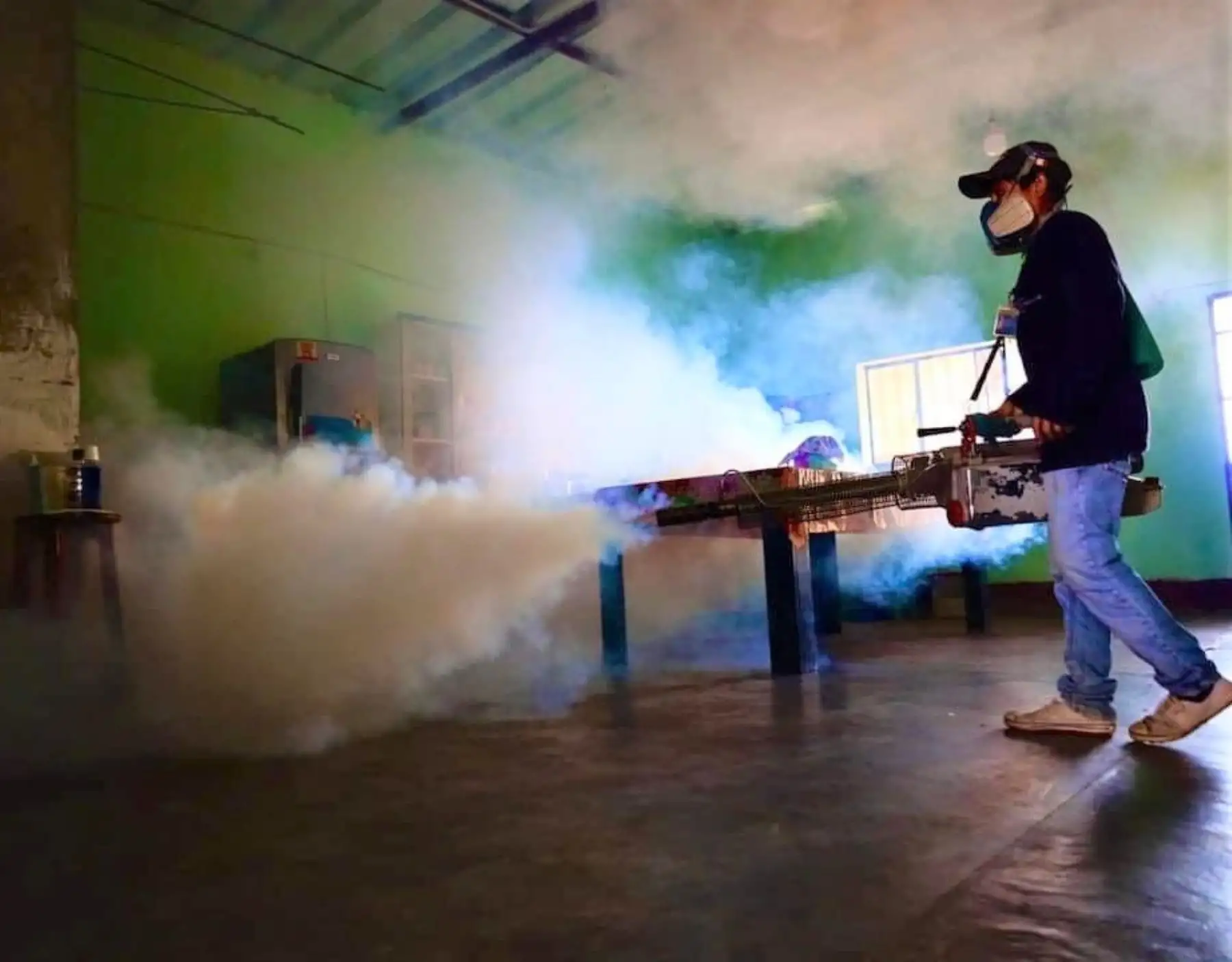Desde hoy lunes 19 de junio se iniciará una fumigación masiva de viviendas en tres distritos de la ciudad de Chiclayo para erradicar al zancudo transmisor del dengue. ANDINA/Difusión