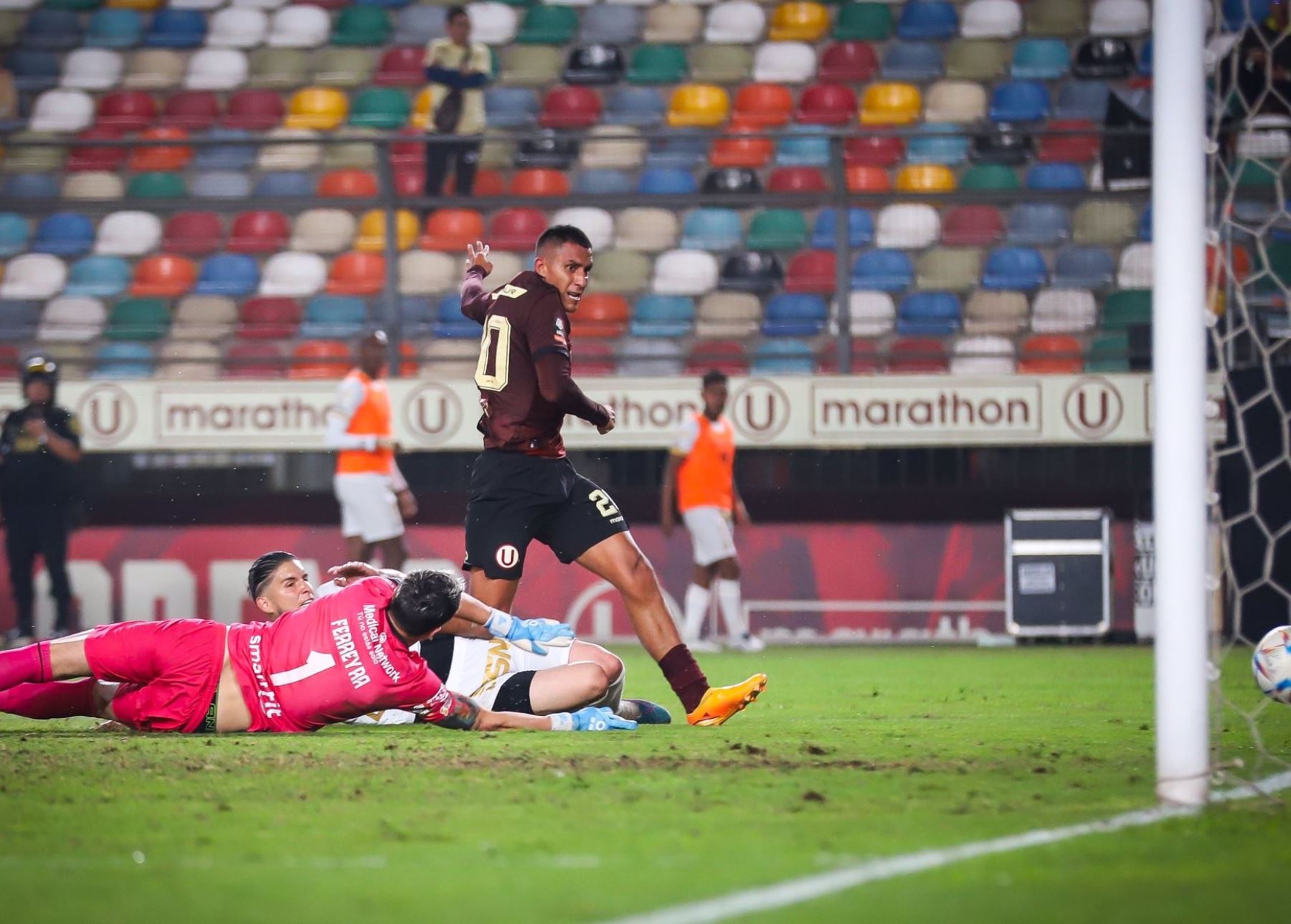 Alex Valera anota el gol del triunfo de Universitario ante el Cusco FC