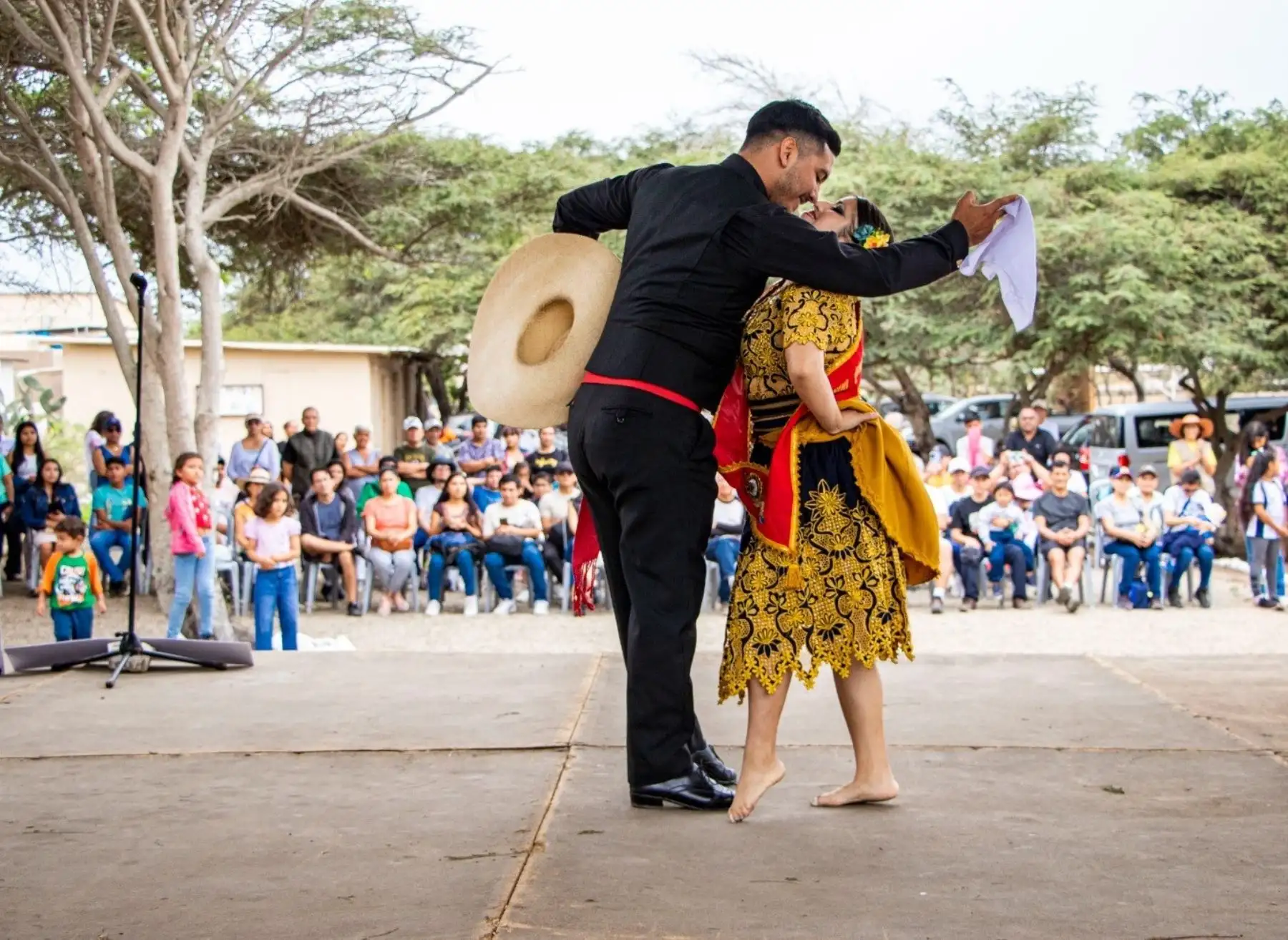 La marinera norteña fue la estrella de las actividades que se desarrollaron en el complejo arqueológico Chan Chan en el marco de los Museos Abiertos que se celebra el primer domingo de cada mes. ANDINA/Difusión
