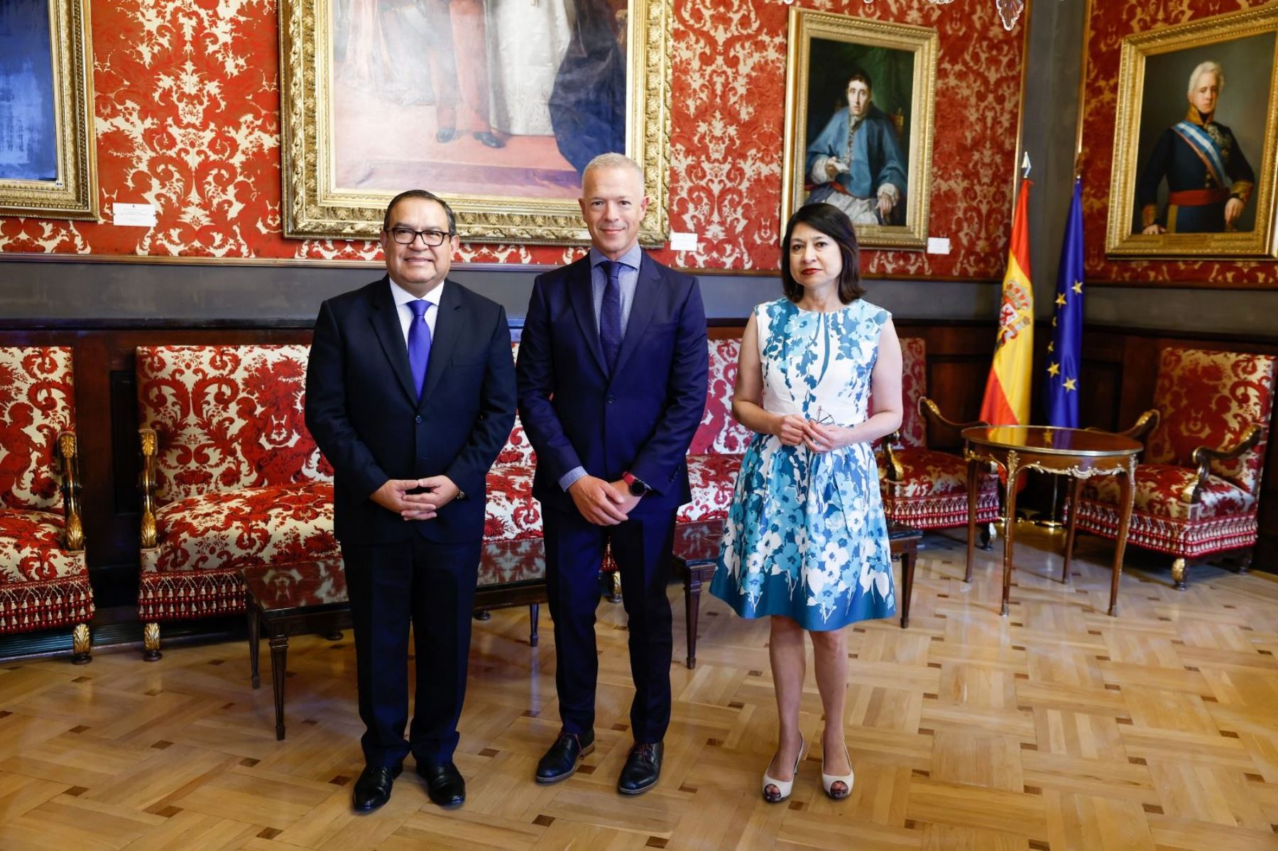 El jefe del Gabinete Ministerial, Alberto Otárola, y la canciller Ana Cecilia Gervasi se reunieron hoy con el presidente del Senado de España, Ander Gil.