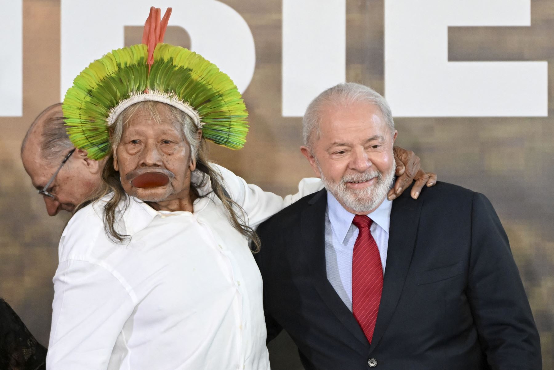 El presidente de Brasil, Luiz Inácio Lula da Silva, (derecha) y el líder indígena brasileño Raoni Metuktire posan para una fotografía durante una ceremonia para celebrar el Día Mundial del Medio Ambiente en el Palacio Planalto, en Brasilia, el 5 de junio del 2023. Foto: EFE