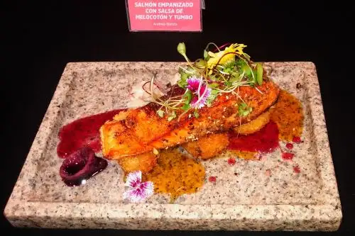 El plato “Salmón empanizado con salsa de melocotón salvaje australiano y tumbo peruano” se presentará en exclusiva en la cena que se realizará en la residencia de la Embajada de Australia en Perú por el 60 aniversario de las relaciones diplomáticas entre ambos países.  ANDINA/ Embajada de Australia en Perú.