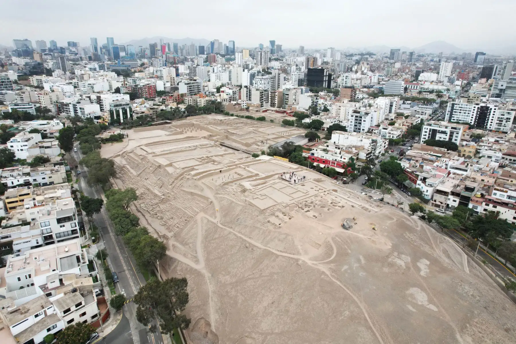 Los trabajos de investigación en la huaca Pucllana se iniciaron en 1981, excavándose  la totalidad de la parte baja del sitio, y aproximadamente dos tercios de las laderas y parte alta del edificio principal. Foto: ANDINA/Daniel Bracamonte