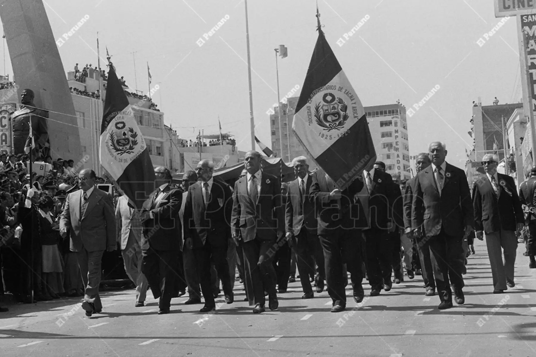 Tacna - 28 agosto 1979 / Integrantes de la Sociedad de Plebiscitarios de Tacna y Arica desfilan con el estandarte nacional en  la conmemoración del 50 aniversario de la reincorporación de Tacna al territorio nacional. Foto: Archivo Histórico de El Peruano / Norman Córdova