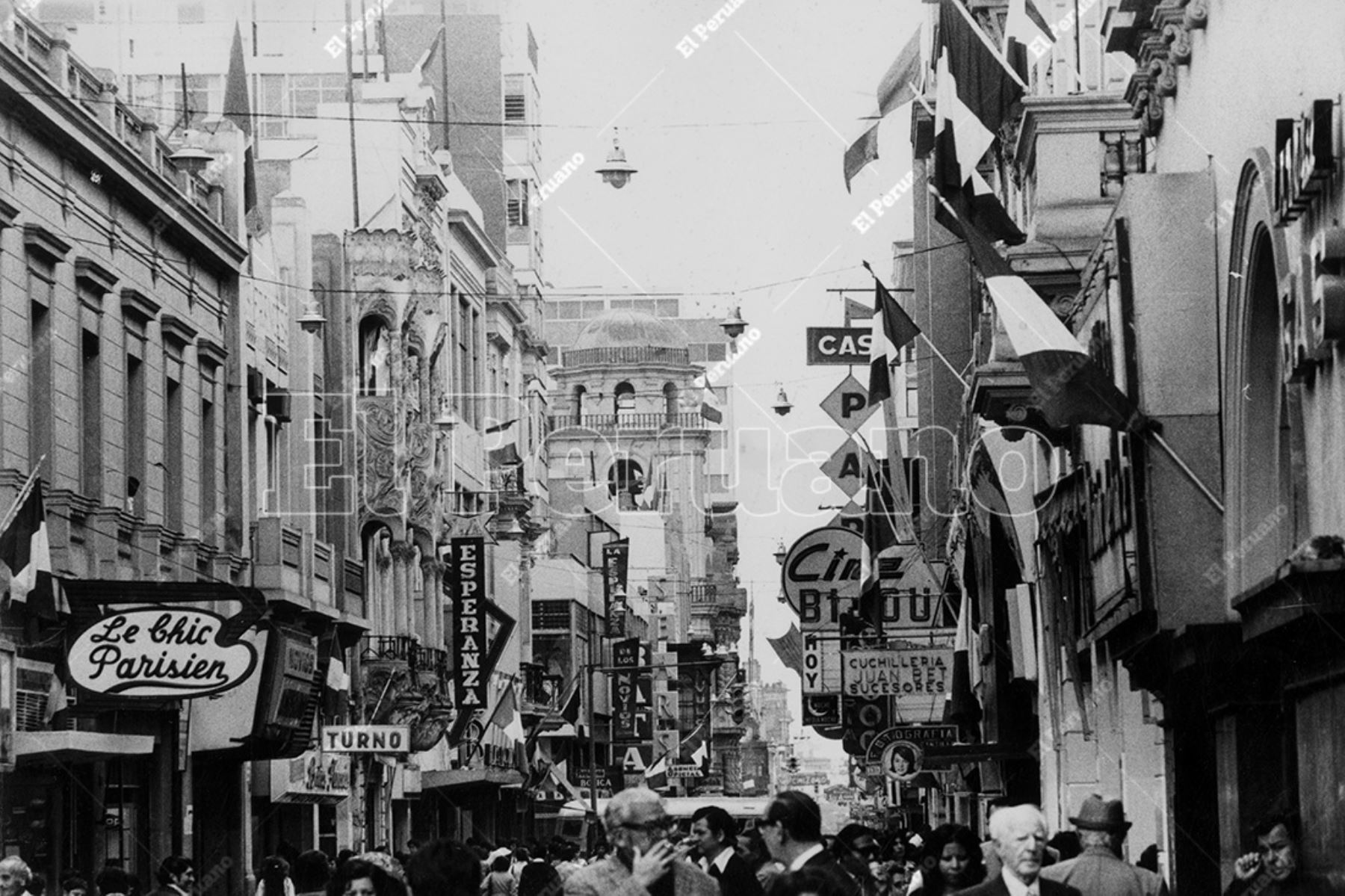 Lima, 27 julio 1976 / Embanderamiento de todos los inmuebles públicos y privados del Cercado de Lima con motivo de las celebraciones de Fiestas Patrias. Foto: Archivo Histórico de El Peruano / Raúl Sagástegui