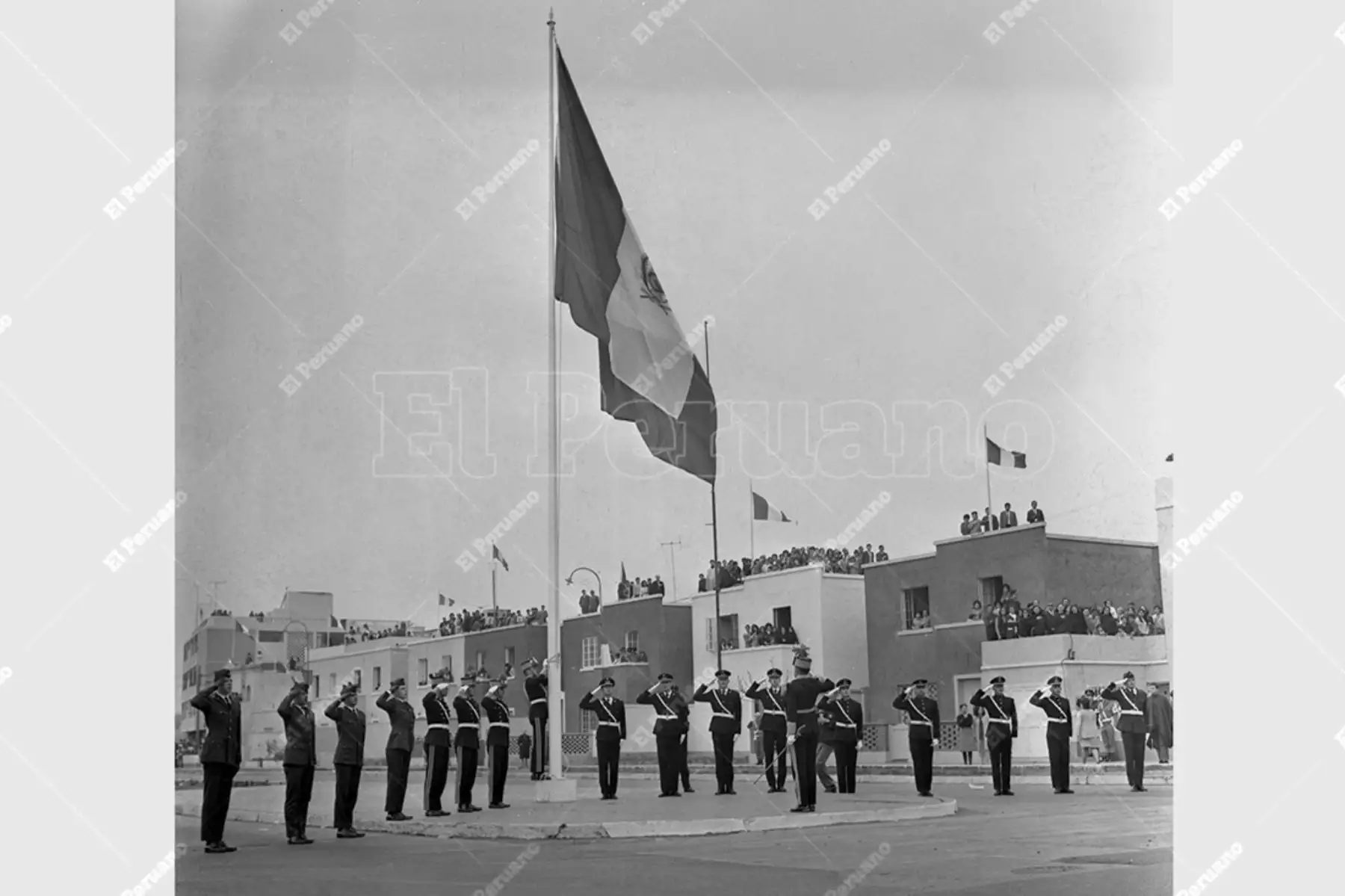 Lima - 29 de julio 1971 / Izamiento del pabellón nacional en el desfile y gran parada militar por el sesquicentenario de la independencia del Perú. Foto: Archivo Histórico de El Peruano