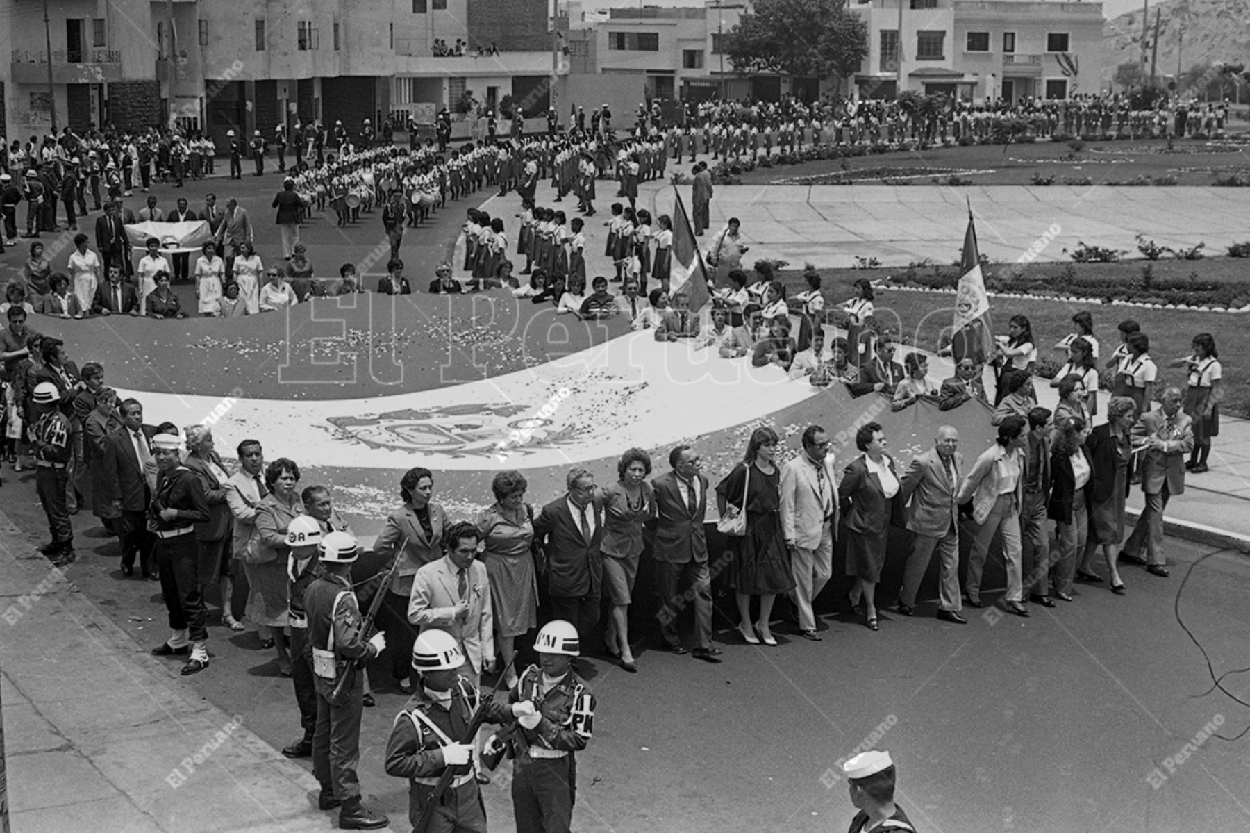 Lima - 21 octubre 1984 / Procesión de la bandera en la ceremonia por el aniversario de la Plaza de la Bandera en Pueblo Libre. Foto: Archivo Histórico de El Peruano / José Risco