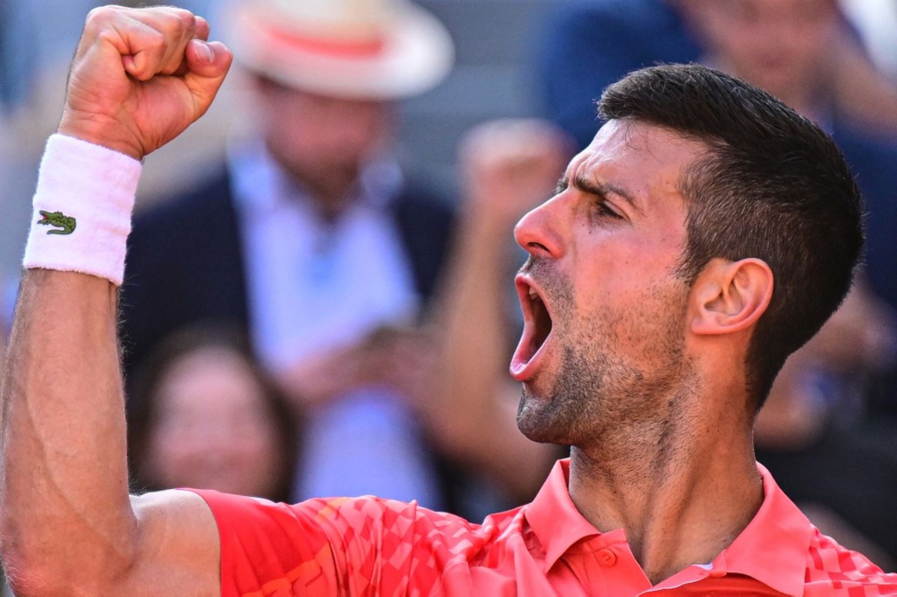 Novak Djokovic avanza firme en el Roland Garros