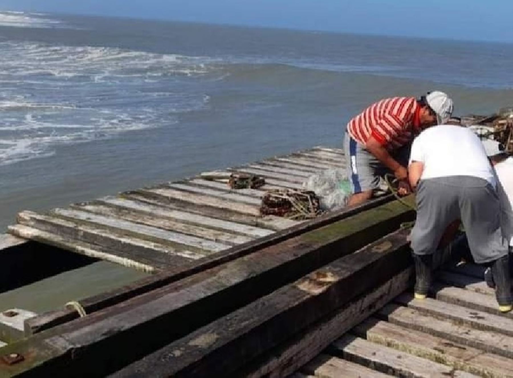 Oleajes anómalos causan daños materiales en dos embarcaciones y en el muelle pesquero de Puerto Eten, ubicado en Lambayeque.