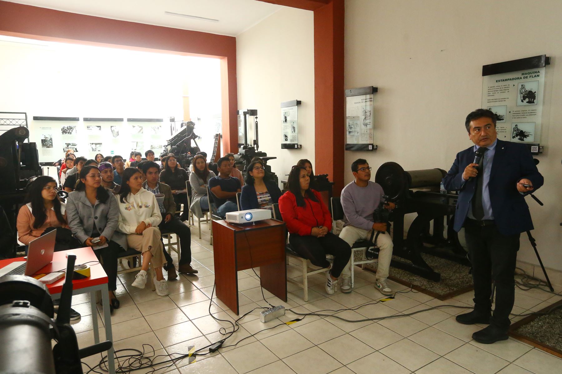 El director de Medios Periodísticos de Editora Perú, Félix Paz Quiroz, expone ante estudiantes de la UpeU. Foto: ANDINA/Eddy Ramos