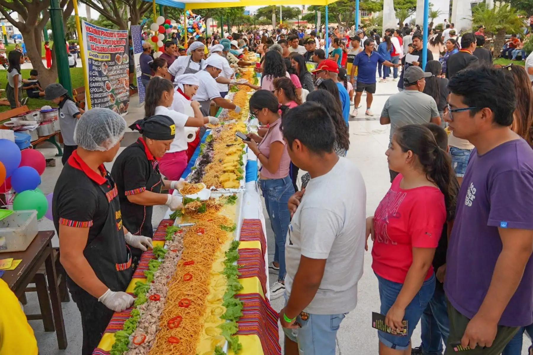 Tallarines rojos, papa en salsa a la huancaína y el tradicional ceviche acompañado de crujiente canchita serrana; ese es el famoso combinado que deleita los paladares de los chimbotanos y neochimbotanos y que ahora tuvo una presentación con una extensión de 34 metros de largo.Fue la Municipalidad Distrital de Nuevo Chimbote, en el marco de 29° aniversario de creación política, la que tuvo la iniciativa de elaborar el “combinado” más grande del Perú. 
Foto: ANDINA/ Gonzalo Horna