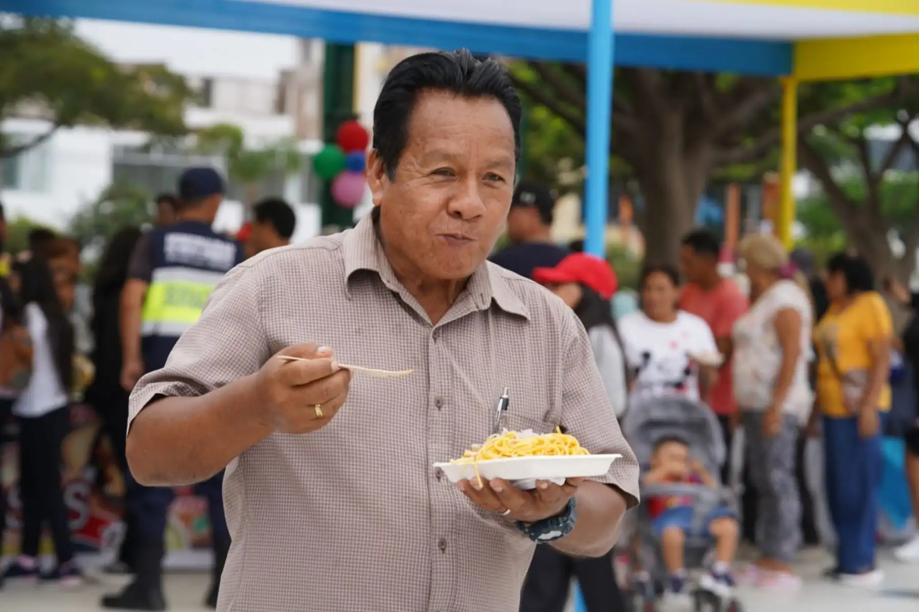 Para hacer posible este platillo que degustaron más de dos mil personas desde la plaza Mayor del distrito, se emplearon unos 170 kilos de tallarines, 275 kilos de papa, 240 kilos de pescado, 2200 limones, 136 kilos de cebolla, 55 kilos de cancha y 60 lechugas. La preparación estuvo a cargo de unos 85 cocineros de diversos restaurantes locales.
Foto: ANDINA/ Gonzalo Horna