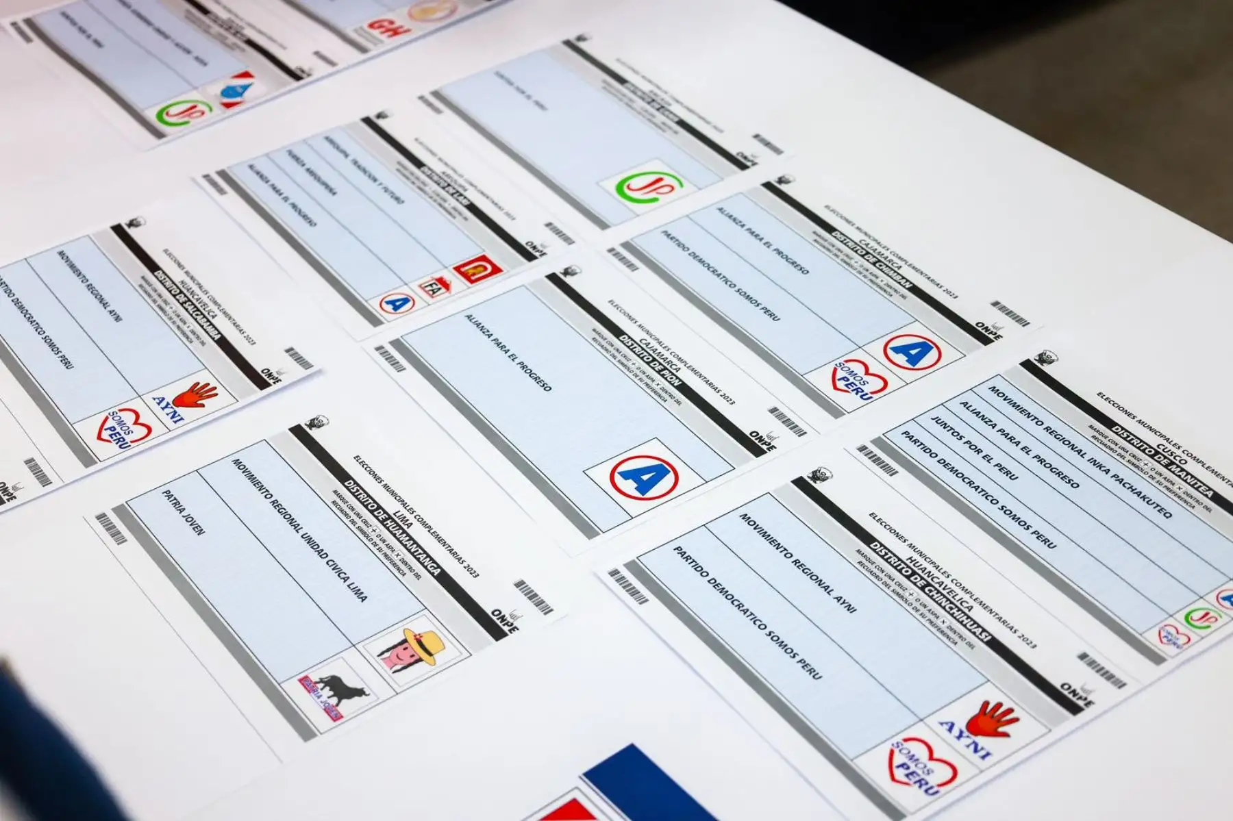 La Oficina Nacional de Procesos Electorales (ONPE) iniciará este miércoles 7 de junio la impresión de 20,057 cédulas de sufragio, incluyendo las de reserva, que serán utilizadas en las Elecciones Municipales Complementarias del 2 de julio. Para ese fin, con presencia de representantes del JNE, Reniec y la notaria Ruth Ramos Rivas, hoy martes 6 de junio se realizó la prueba de color de la cédula de sufragio, en la que se verificó el diseño, los colores, las formas, y los símbolos de las agrupaciones políticas participantes.
Foto: ANDINA/ONPE