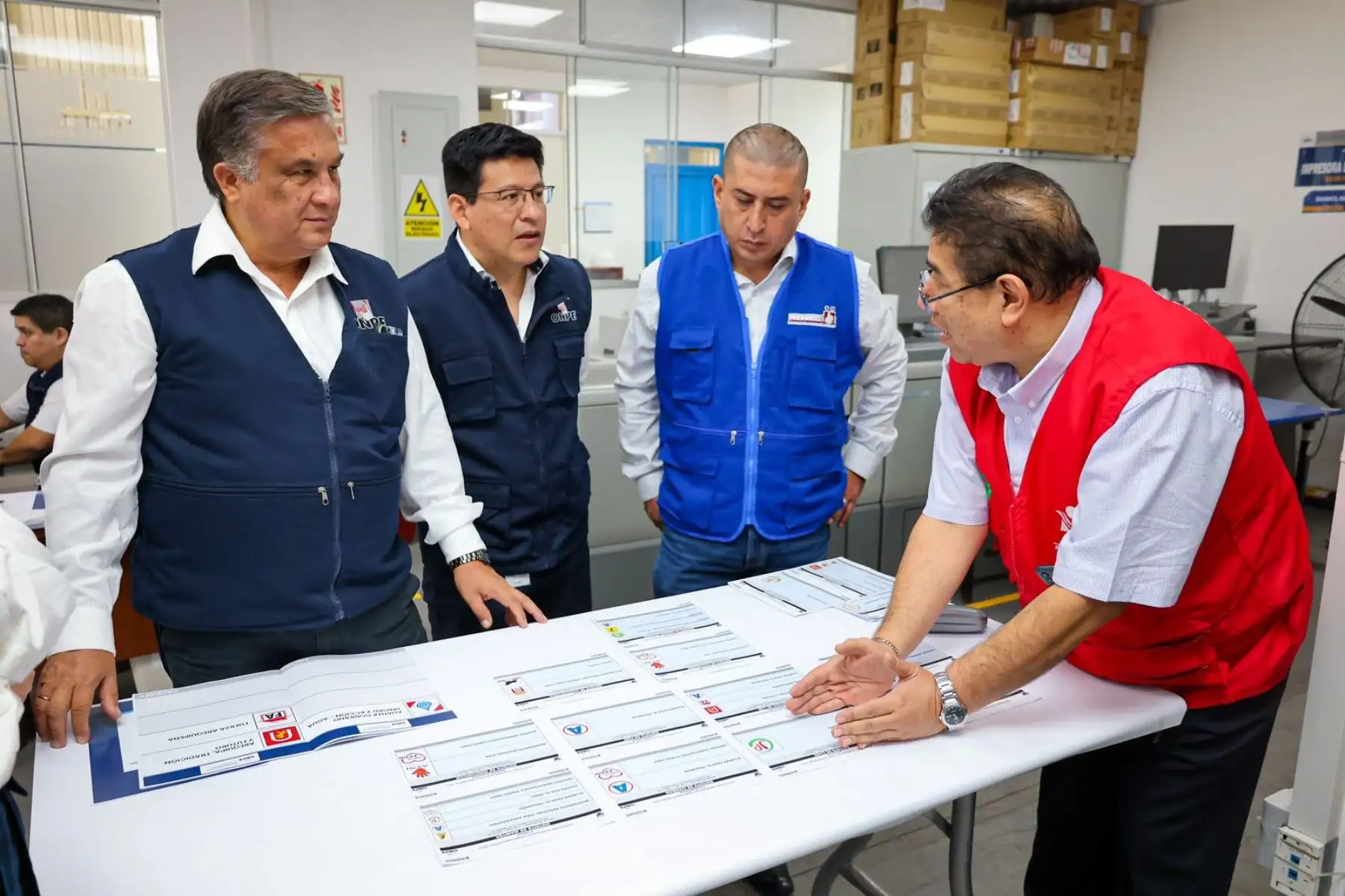 La Oficina Nacional de Procesos Electorales (ONPE) iniciará este miércoles 7 de junio la impresión de 20,057 cédulas de sufragio, incluyendo las de reserva, que serán utilizadas en las Elecciones Municipales Complementarias del 2 de julio. Para ese fin, con presencia de representantes del JNE, Reniec y la notaria Ruth Ramos Rivas, hoy martes 6 de junio se realizó la prueba de color de la cédula de sufragio, en la que se verificó el diseño, los colores, las formas, y los símbolos de las agrupaciones políticas participantes.
Foto: ANDINA/ONPE