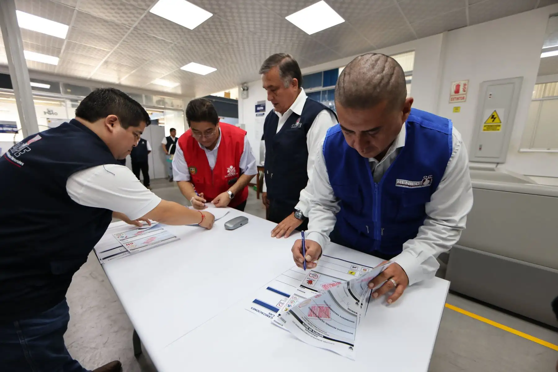 La Oficina Nacional de Procesos Electorales (ONPE) iniciará este miércoles 7 de junio la impresión de 20,057 cédulas de sufragio, incluyendo las de reserva, que serán utilizadas en las Elecciones Municipales Complementarias del 2 de julio. Para ese fin, con presencia de representantes del JNE, Reniec y la notaria Ruth Ramos Rivas, hoy martes 6 de junio se realizó la prueba de color de la cédula de sufragio, en la que se verificó el diseño, los colores, las formas, y los símbolos de las agrupaciones políticas participantes.
Foto: ANDINA/ONPE