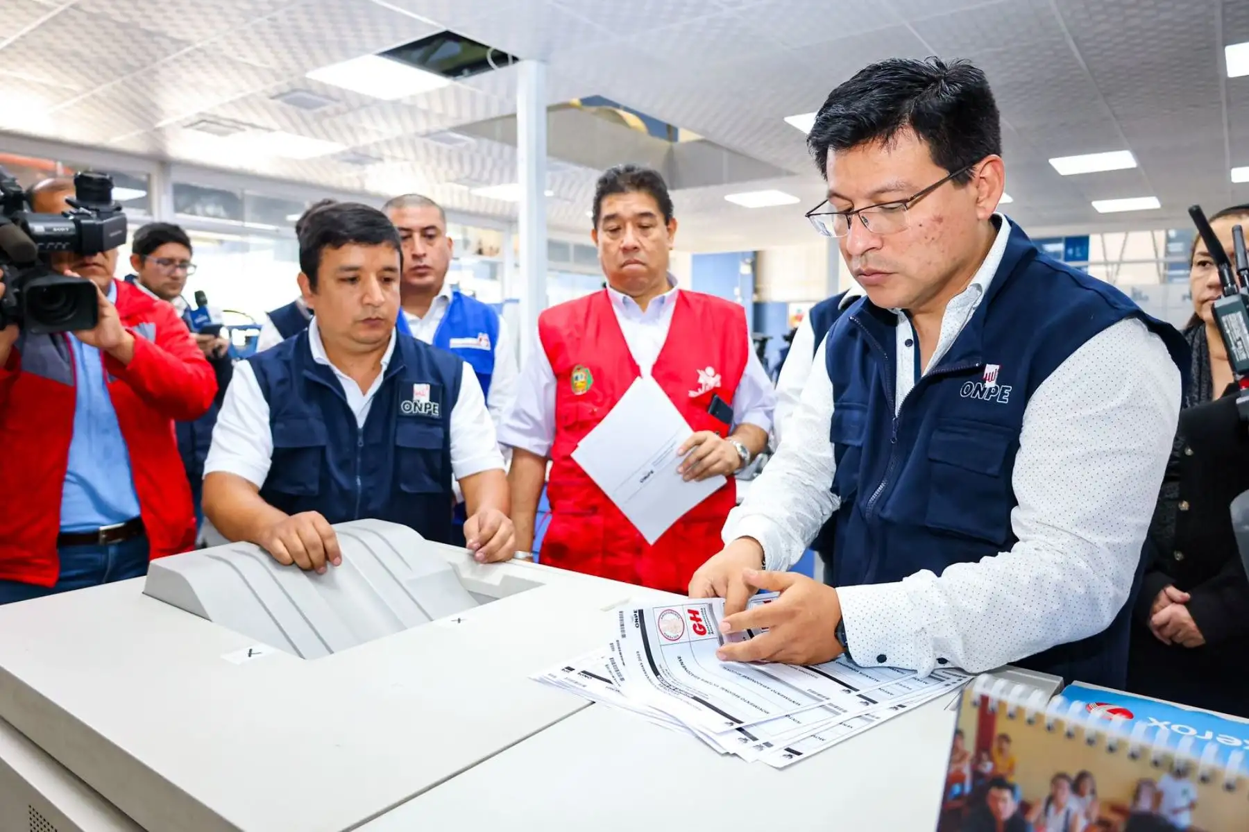 La Oficina Nacional de Procesos Electorales (ONPE) iniciará este miércoles 7 de junio la impresión de 20,057 cédulas de sufragio, incluyendo las de reserva, que serán utilizadas en las Elecciones Municipales Complementarias del 2 de julio. Para ese fin, con presencia de representantes del JNE, Reniec y la notaria Ruth Ramos Rivas, hoy martes 6 de junio se realizó la prueba de color de la cédula de sufragio, en la que se verificó el diseño, los colores, las formas, y los símbolos de las agrupaciones políticas participantes.
Foto: ANDINA/ONPE