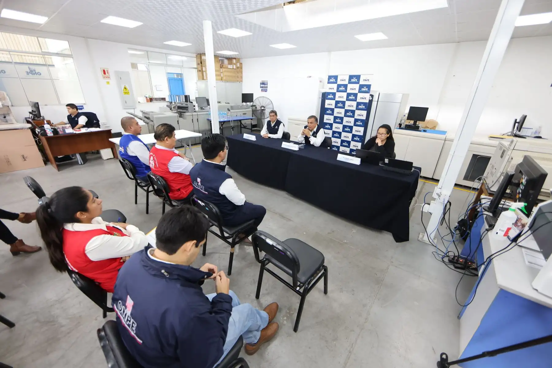 La Oficina Nacional de Procesos Electorales (ONPE) iniciará este miércoles 7 de junio la impresión de 20,057 cédulas de sufragio, incluyendo las de reserva, que serán utilizadas en las Elecciones Municipales Complementarias del 2 de julio. Para ese fin, con presencia de representantes del JNE, Reniec y la notaria Ruth Ramos Rivas, hoy martes 6 de junio se realizó la prueba de color de la cédula de sufragio, en la que se verificó el diseño, los colores, las formas, y los símbolos de las agrupaciones políticas participantes.
Foto: ANDINA/ONPE