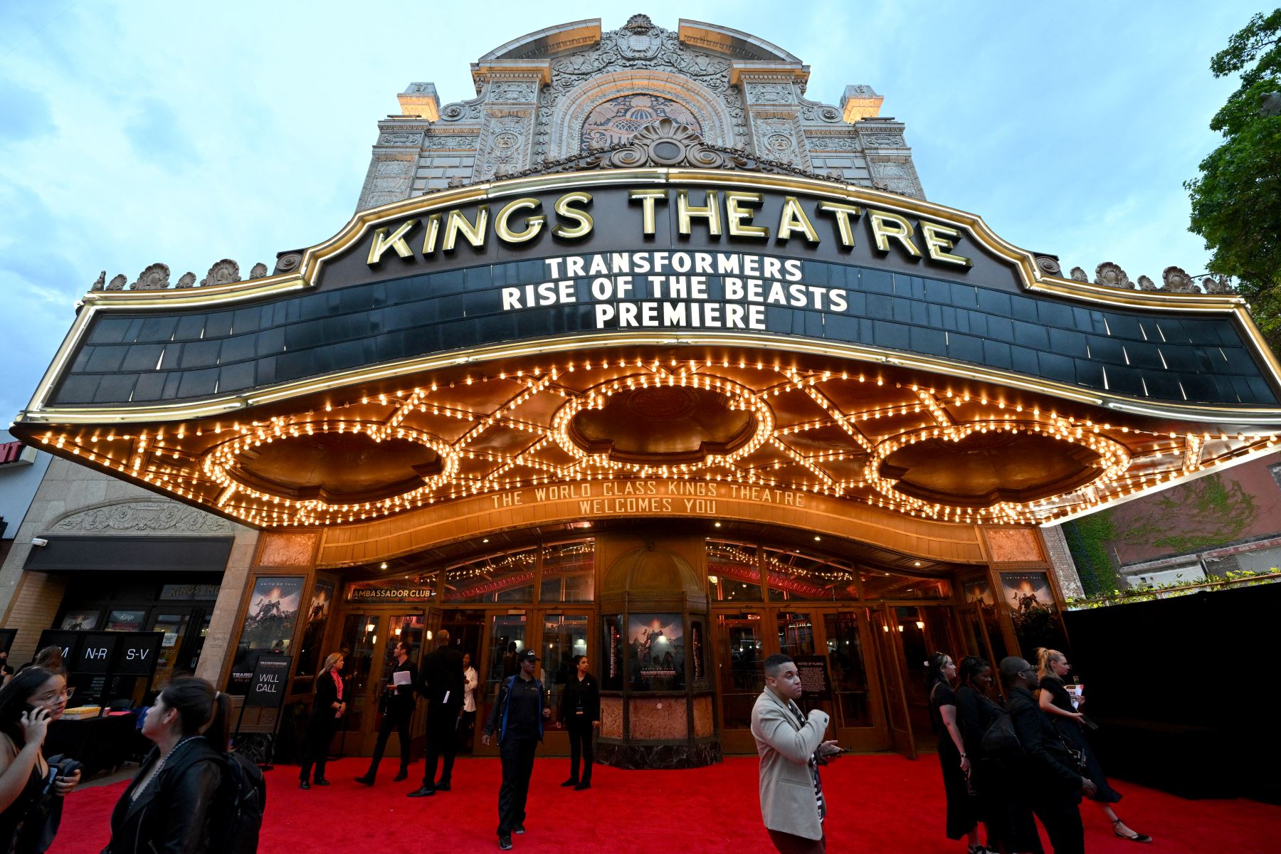 Una vista del Kings Theatre antes del estreno estadounidense de "Transformers: Rise of the Beasts" de Paramount Pictures en el Kings Theatre el 5 de junio de 2023, en Brooklyn, Nueva York.
Foto: AFP