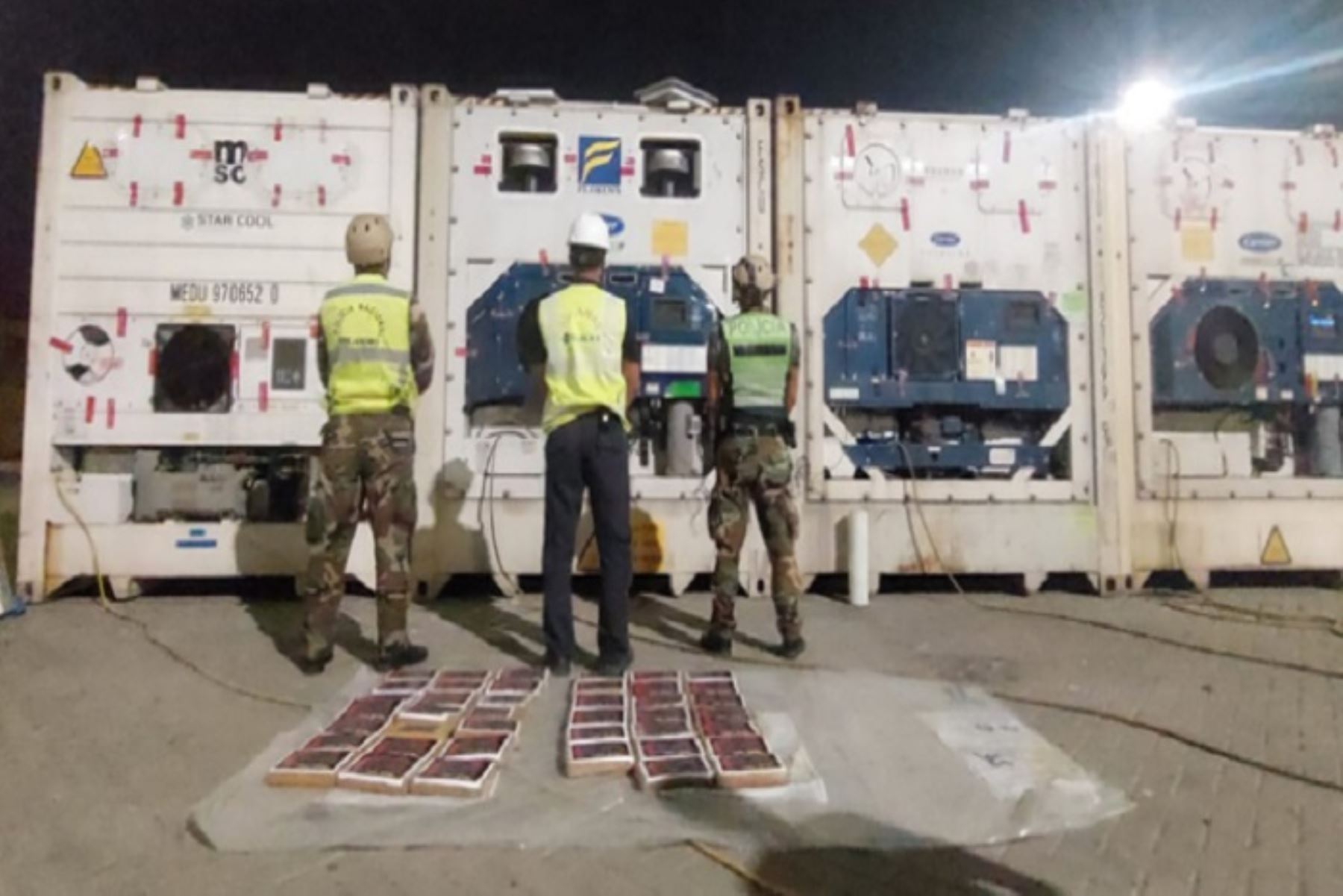 Agentes de la Dirandro de la PNP hallaron el alcaloide de cocaína en 241 paquetes tipo ladrillo, que fueron escondidos en las tapas de ventilación y otros espacios de tres containers del buque intervenido.